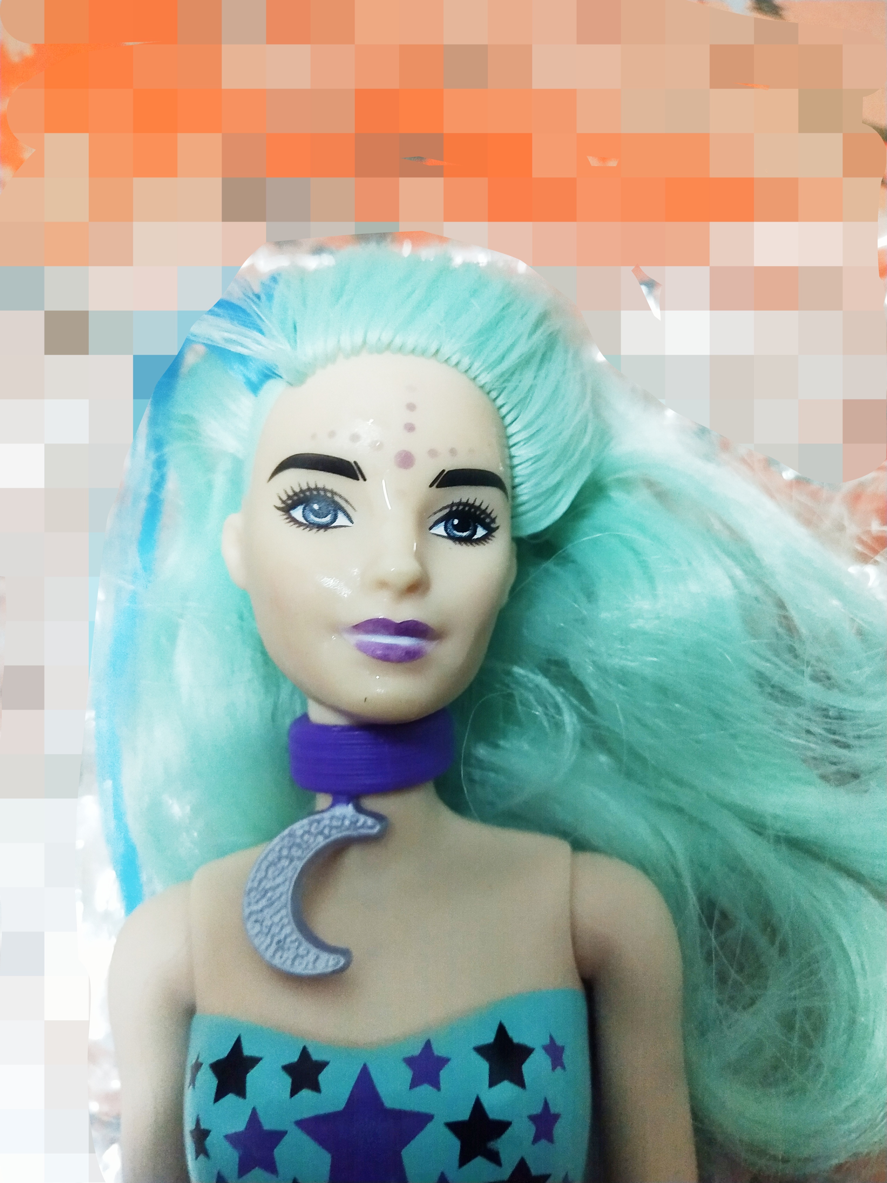 ตุ๊กตาบาร์บี้นางเงือกเปลี่ยนสี รุ่น Mattel Barbie Color Reveal Mermaid, สามารถเปลี่ยนหางกับหางของตัวอื่นๆใน Collection เดียวกันได้, บริเวณหน้าผากและเหลือคิ้วและสันจมูกเมื่อโดนน้ำเย็นจะเป็นลายตามภาพ , บริเวณผมตรงสีเข้มเมื่อโดนน้ำเย็นจะกลายเป็นสีม่วง
