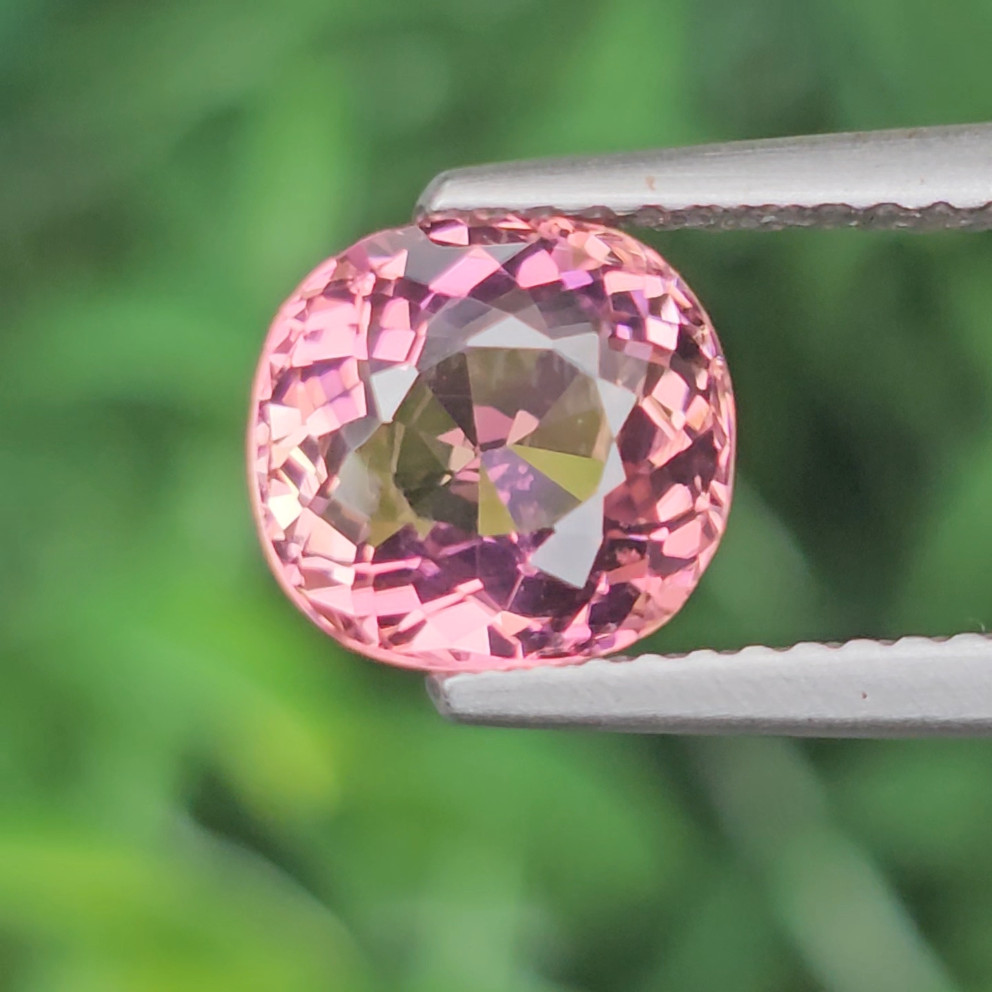 พลอย ทัวร์มาลีน Tourmaline 1.97 กะรัต (Cts.) พลอยแท้ อัญมณีมงคลประจําวันเกิด เครื่องประดับพลอย