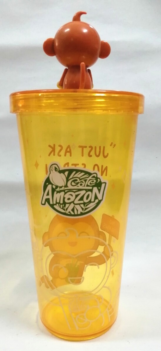 ของสะสมจากกาแฟอเมซอน แก้วน้ำพลาสติกสีเหลืองใส พร้อมท็อปเปอร์ฝาลิง พิมพ์ลาย Just Ask No Straw Please**มีตำหนิเล็กน้อยตามภาพ