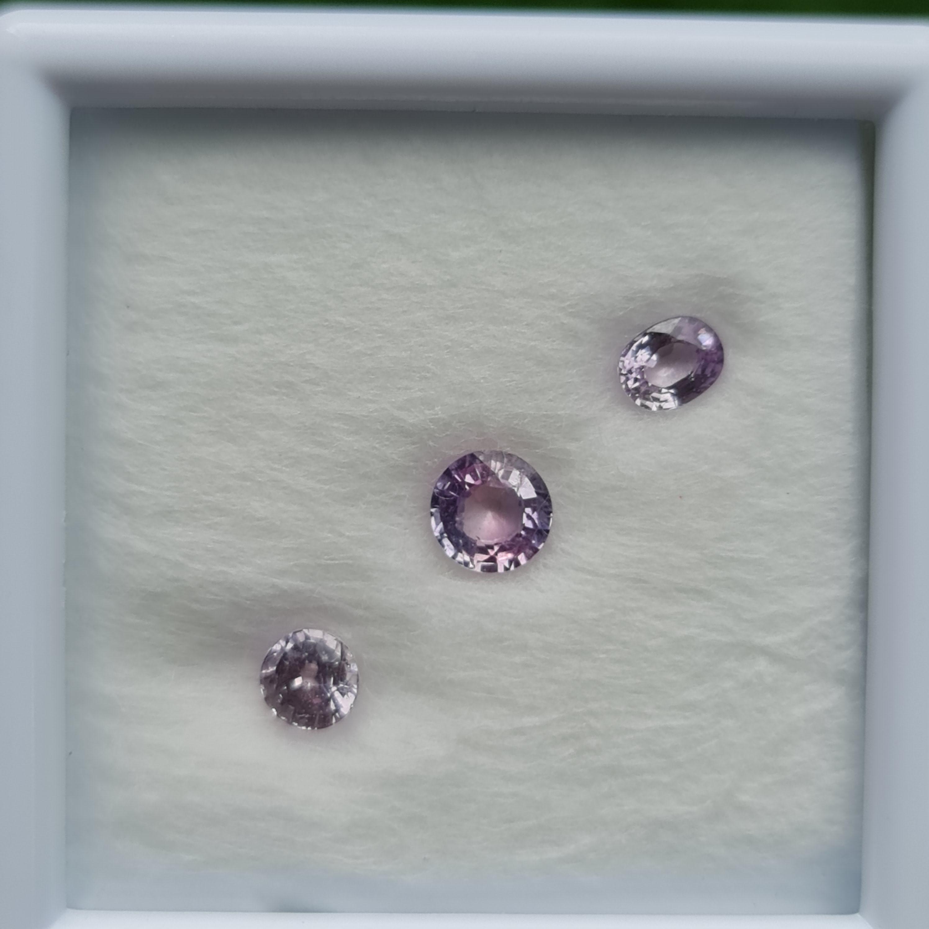 พลอย เพอเพิล แซฟไฟร์ Purple Sapphire ดิบ Unheated 1.36 กะรัต (Cts.) 3 เม็ด พลอยแท้ อัญมณีมงคลประจําวันเกิด เครื่องประดับพลอย