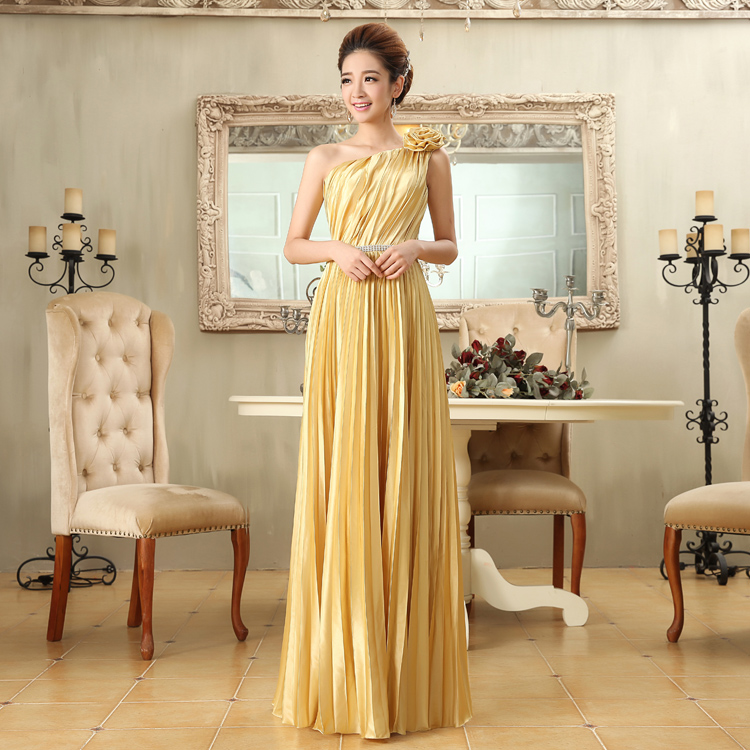 พร้อมส่ง ชุดราตรียาว ไหล่เฉียง สีทอง กระโปรงอัดพลีทพลิ้วสวย แต่งแถบคริสตัลช่วงเอว