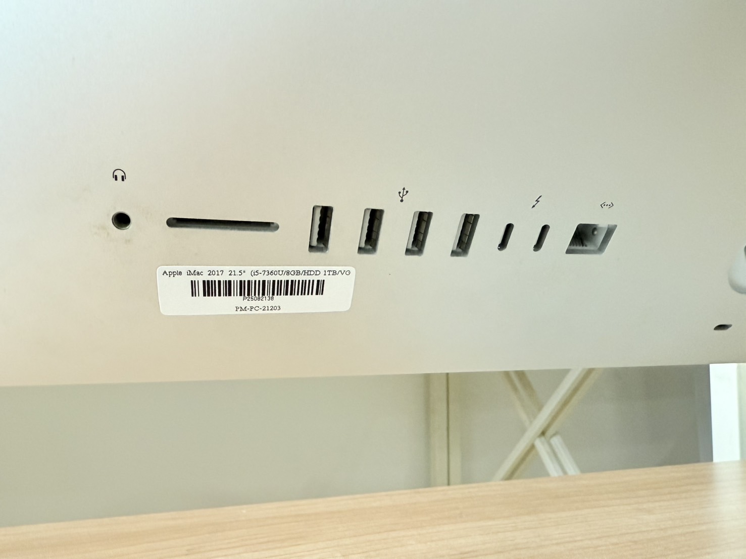 Apple iMac 2017 21.5" (i5-7360U/8GB/HDD 1TB/VGA lris Plus 640 1536MB) มี 12 เครื่องสุเท้าย