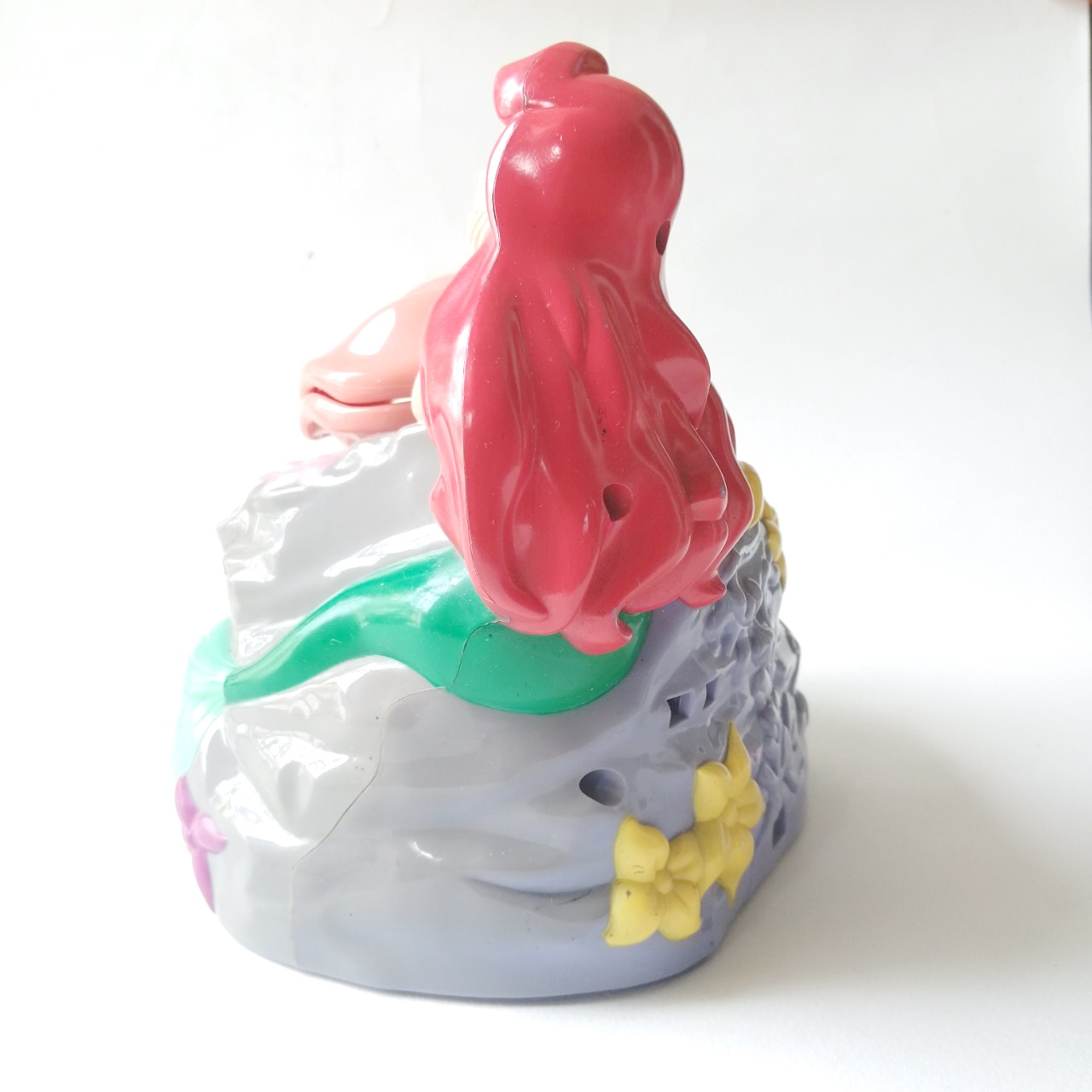 ของสะสมเจ้าหญิงแอเรี่ยล ขนาดใหญ่ ประมาณ7นิ้ว จากดิสนีย์ ใช้สำหรับสะสมเท่านั้น**งานเก่า มีตำหนิ โปรดตรวจสอบทุกภาพ Disney's Ariel -สีถลอกบางส่วน -แบตเตอรี่หมดสภาพ -ไม่มีฝาถ่าน