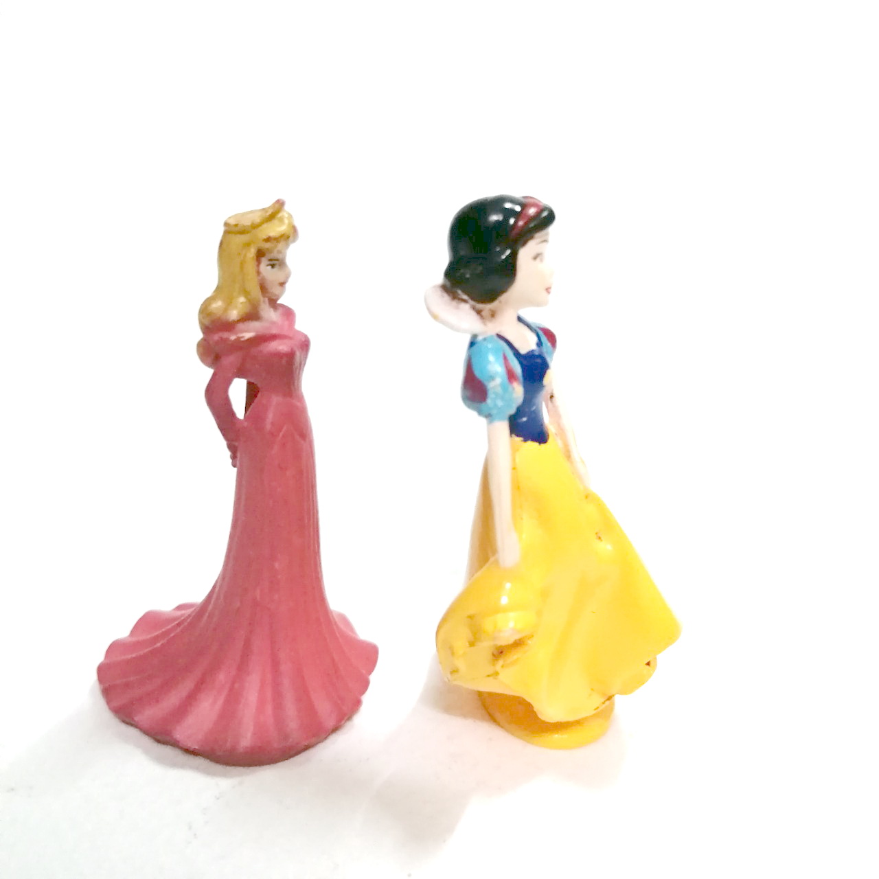 ฟิกเกอร์ ยางตัน ขนาด 2 -2.5 นิ้ว สโนไวท์ และ เจ้าหญิง ออโรร่า จากเรื่อง เจ้าหญิงนิทรา สภาพดี ออโรร่า ตัวเล็กกว่าเล็กน้อย ขายเหมา2ตัวไม่แยก