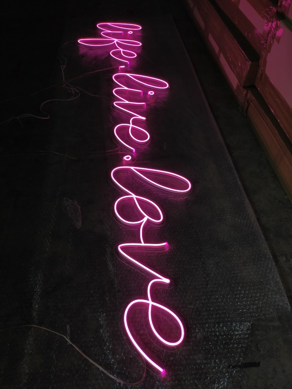 ไฟนีออน เฟค