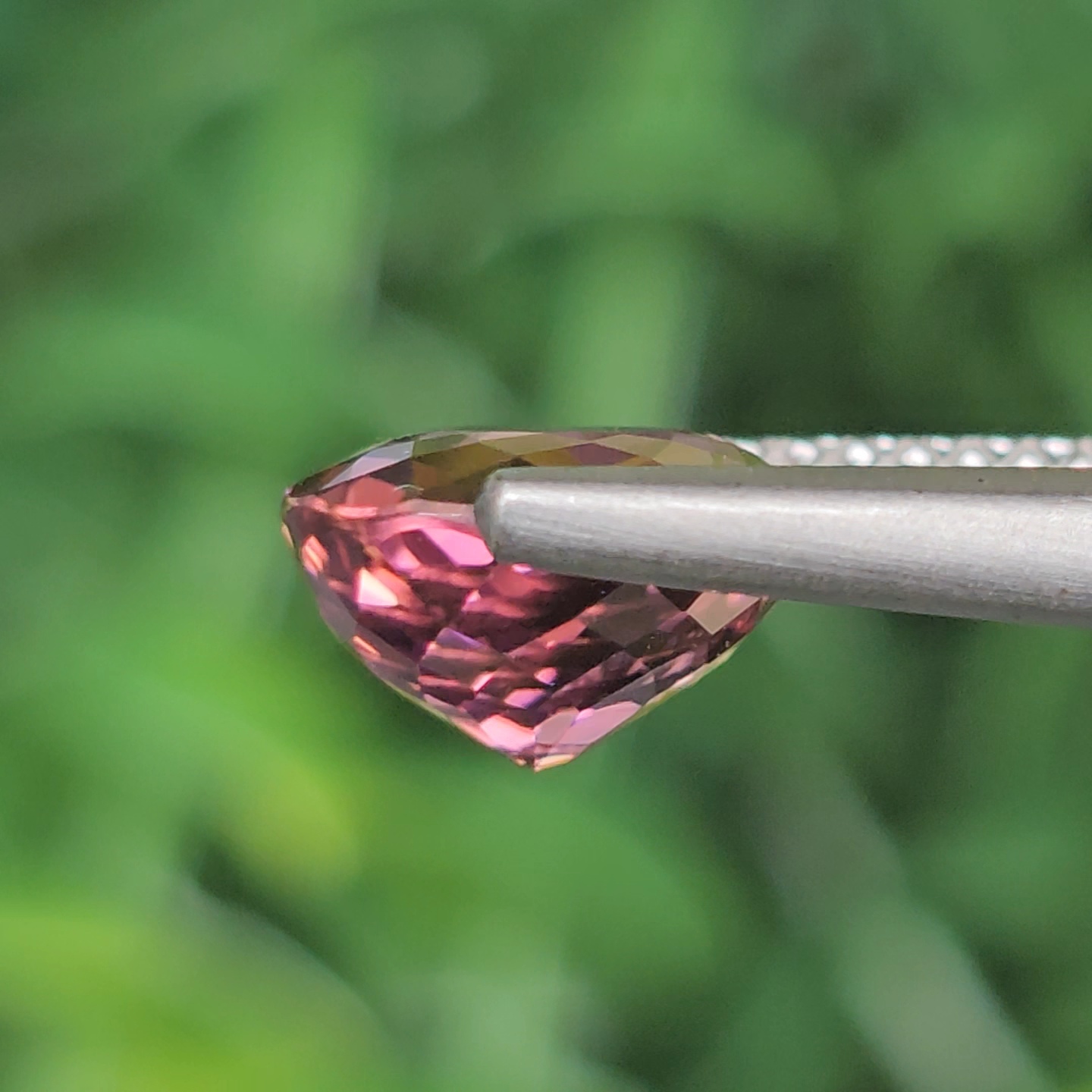 พลอย ทัวร์มาลีน Tourmaline 1.97 กะรัต (Cts.) พลอยแท้ อัญมณีมงคลประจําวันเกิด เครื่องประดับพลอย