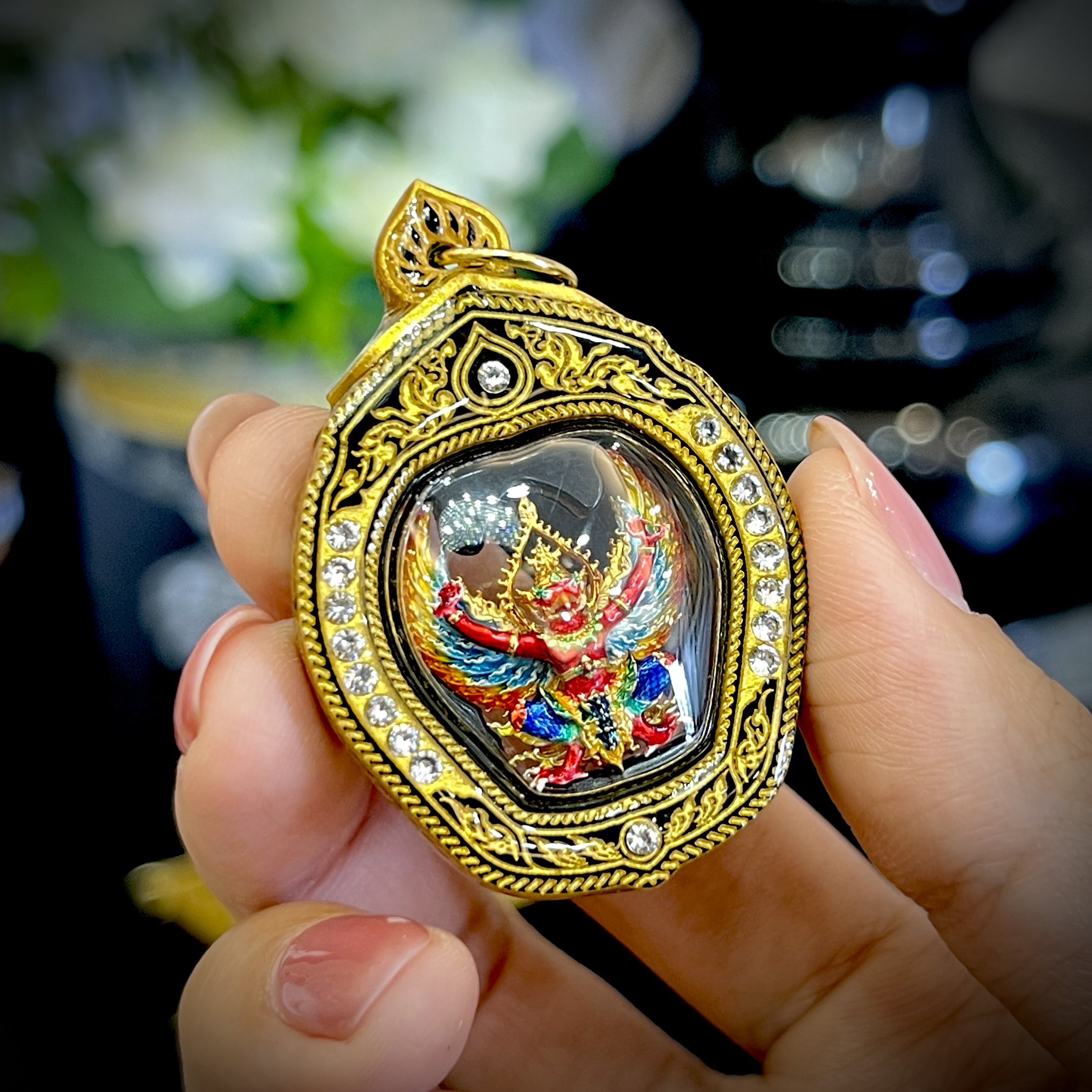 บริการเลี่ยมแบบมีลายขอบข้าง No.A สีทอง (แบบห้อยคอ ขนาดพระไม่เกิน 5 เซนติเมตร) ** ลูกค้าส่งงานมาเลี่ยมที่ร้าน ระยะเวลาเลี่ยมประมาณ 3-5 วัน ไม่รวมระยะเวลาจัดส่ง **