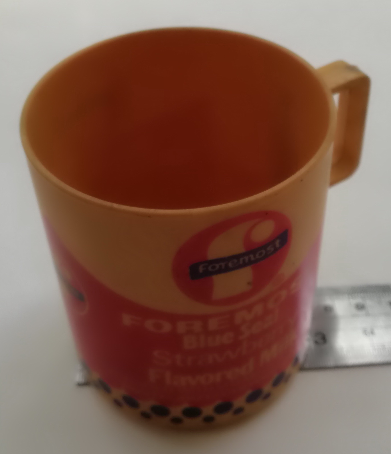 ของเก่าสะสม แก้วน้ำพลาสติกขนาดเล็กมีหู ของสะสมจากForemost,Foremost Blue Seal,Strawberry Flavoured Milk เส้นผ่าศูนย์กลาง 3",สูง 3.4" **ของเก่ามีตำหนิ โปรดตรวจสอบทุกภาพ