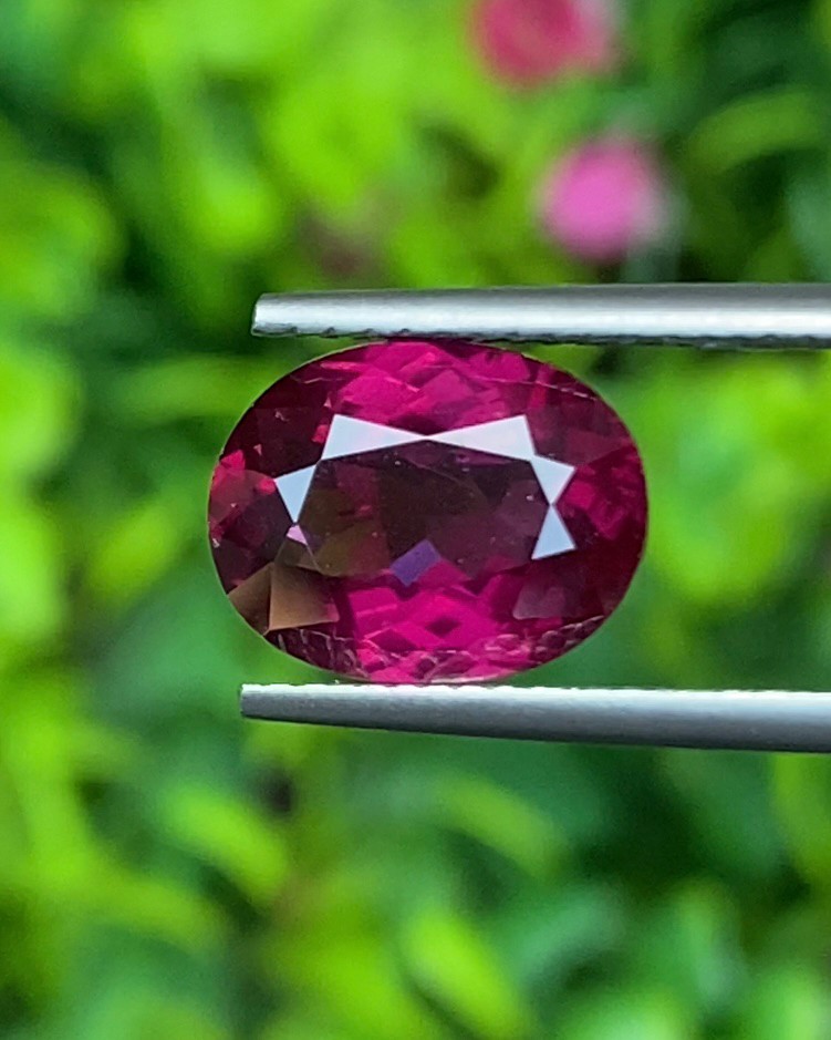 พลอย โรโดไลต์ กาเน็ท Rhodolite Garnet 4.025 กะรัต Cts.พลอยแท้ อัญมณีมงคลประจําวันเกิด เครื่องประดับพลอย