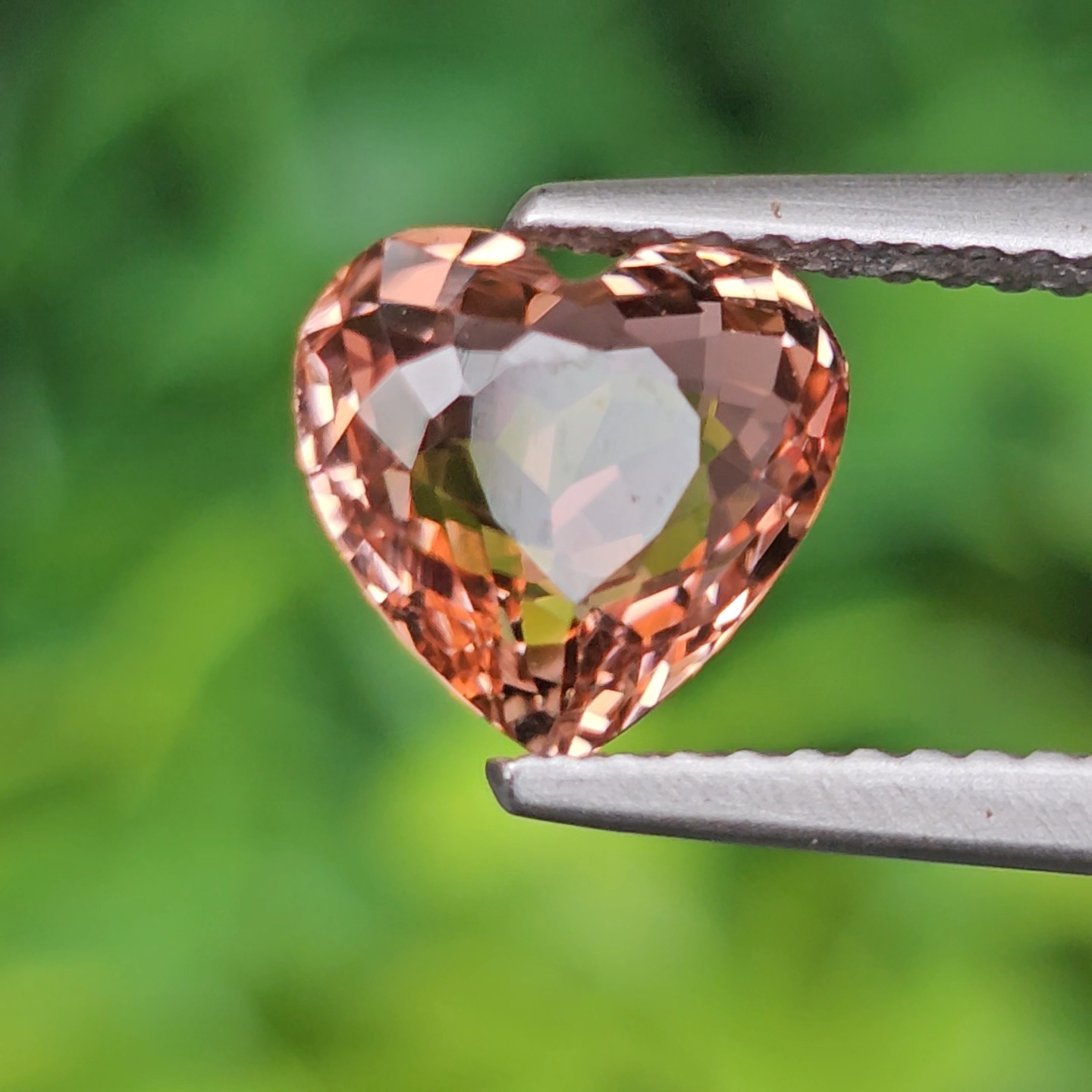 พลอย ทัวร์มาลีน Tourmaline 2.02 กะรัต (Cts.) ลอยแท้ อัญมณีมงคลประจําวันเกิด เครื่องประดับพลอย