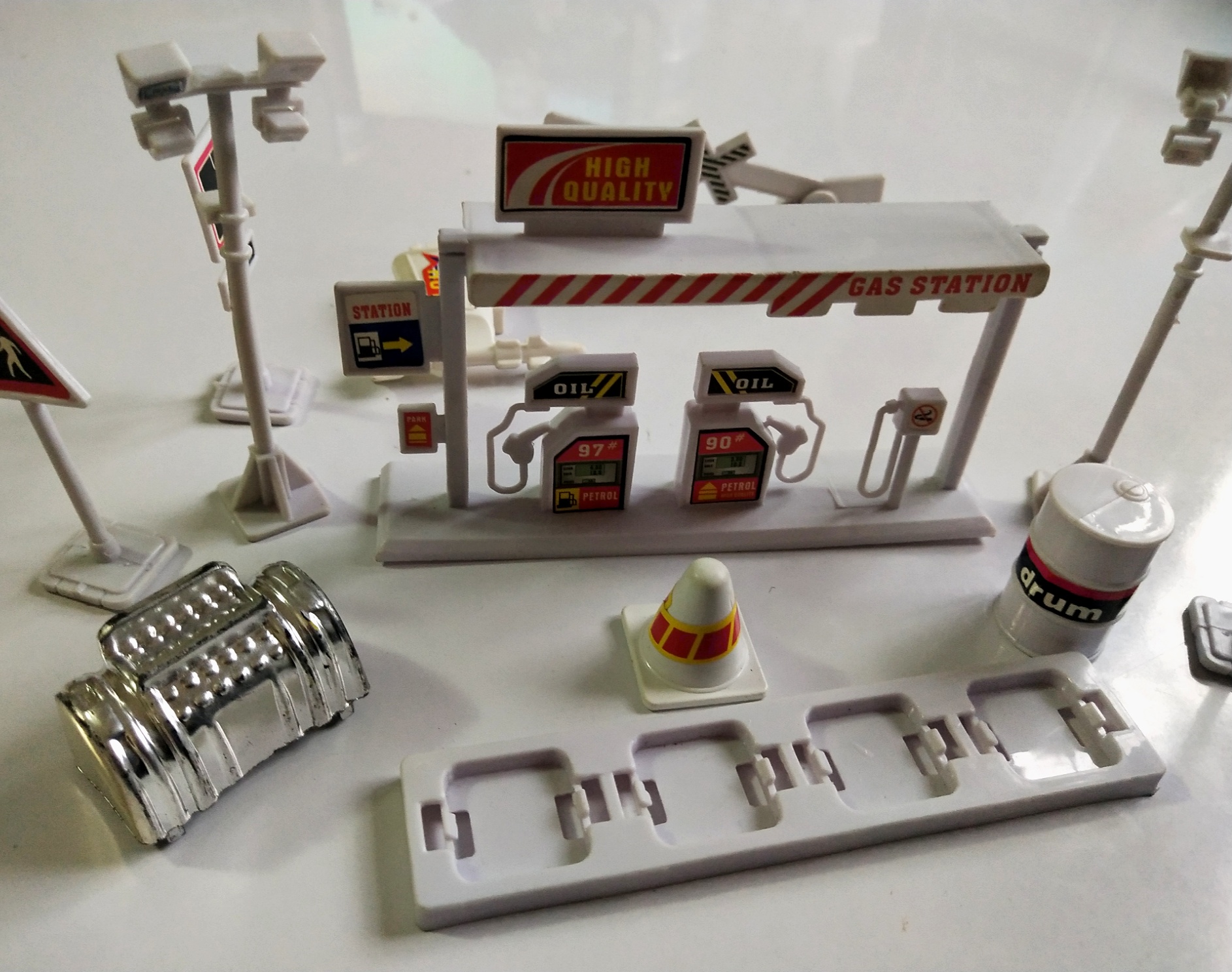 ของเล่น ของสะสม ชุดเซ็ทอุปกรณ์ป้ายจราจร และปั๊มน้ำมันพลาสติก ใช้เล่นกับรถเหล็ก