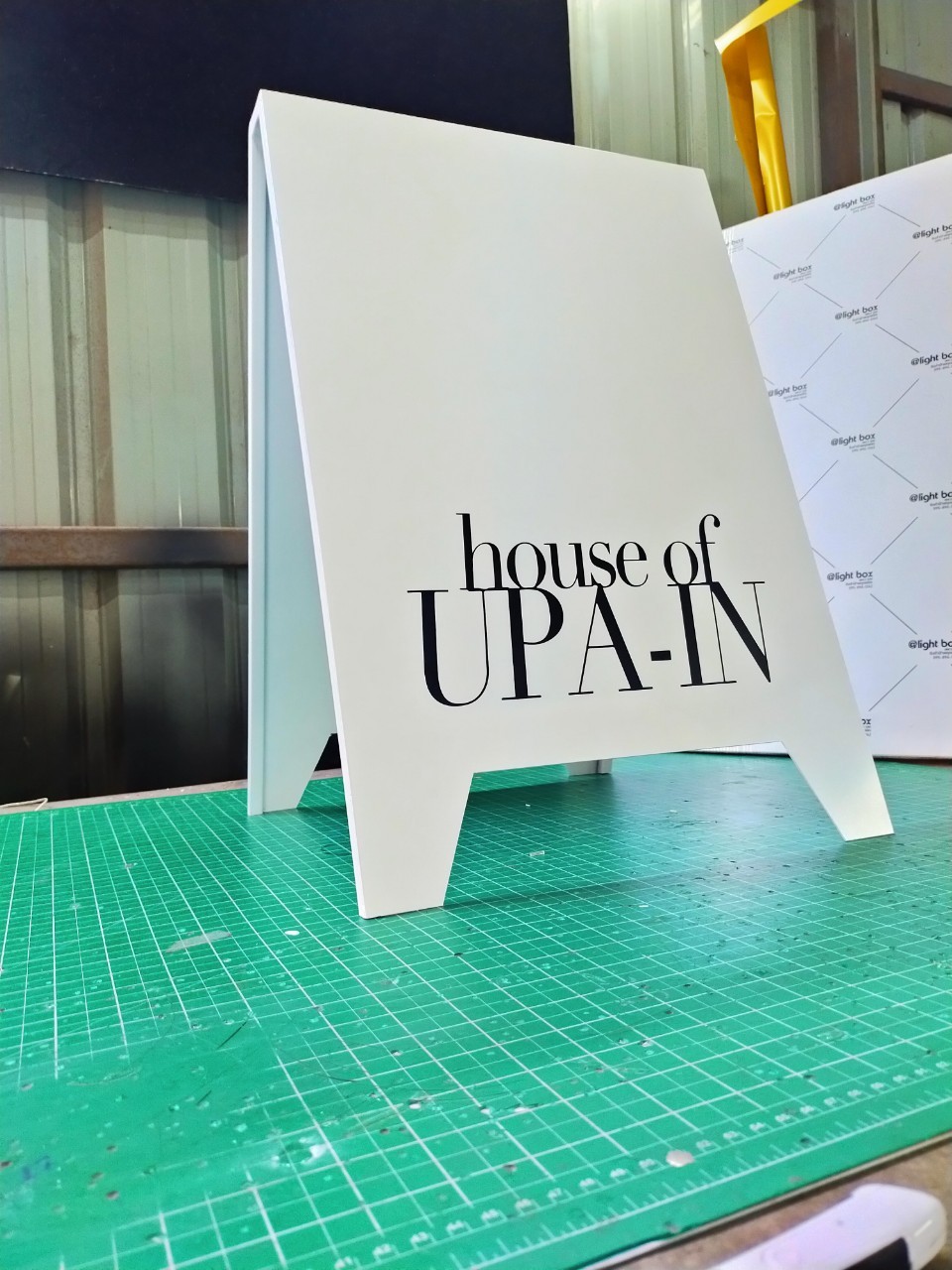 ป้ายสติกเกอร์ตั้งพื้น