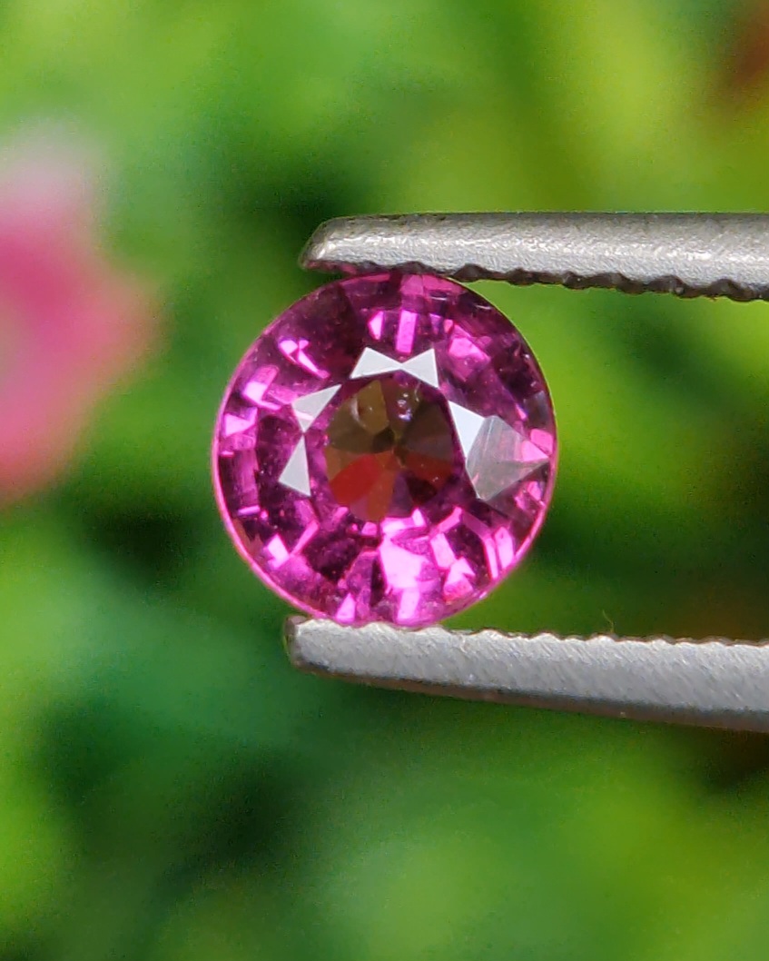 พลอย โรโดไลต์ กาเน็ท Rhodolite Garnet 0.66 กะรัต Cts.พลอยแท้ อัญมณีมงคลประจําวันเกิด เครื่องประดับพลอย