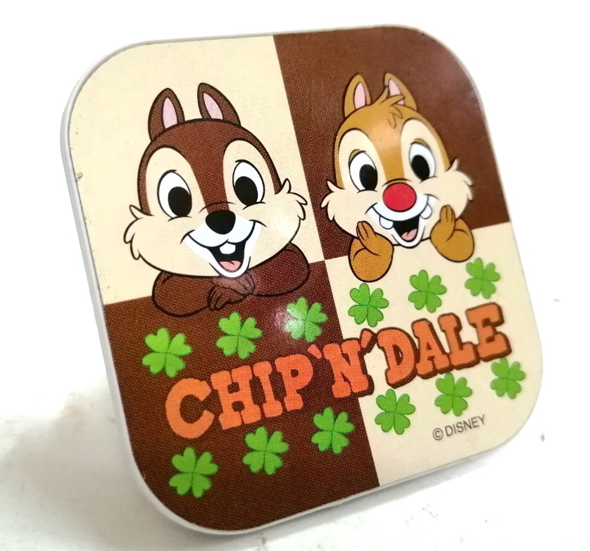 ตลับลูกอม ชิฟกับเดล Chip &Dale สองชิปมังค์น้อญย ผู้มีชื่อเสียง จากเพลงฮิต ของดีสนีย์ ตลับนี้เป็นลิขสิทธิ์แท้ขายเฉพาะบางสถานที่ ตัวตลับเลื่อนเปิดปิด ก้นเป็นสังกะสีฝาตลับเป็นพลาสติก สกรีนรูปด้วยความร้อน ขนาดราว 5×5 ซม. ลูกอมยังอยู่แต่เสื่อมสภาพแล้วไม่ควรรับ