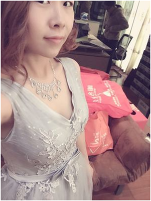 Pre-order ชุดราตรียาว แขนกุด คอวี เว้าหลัง แต่งลายลูกไม้ กระโปรงตาข่าย ปักเลื่อมสวย มีซิป