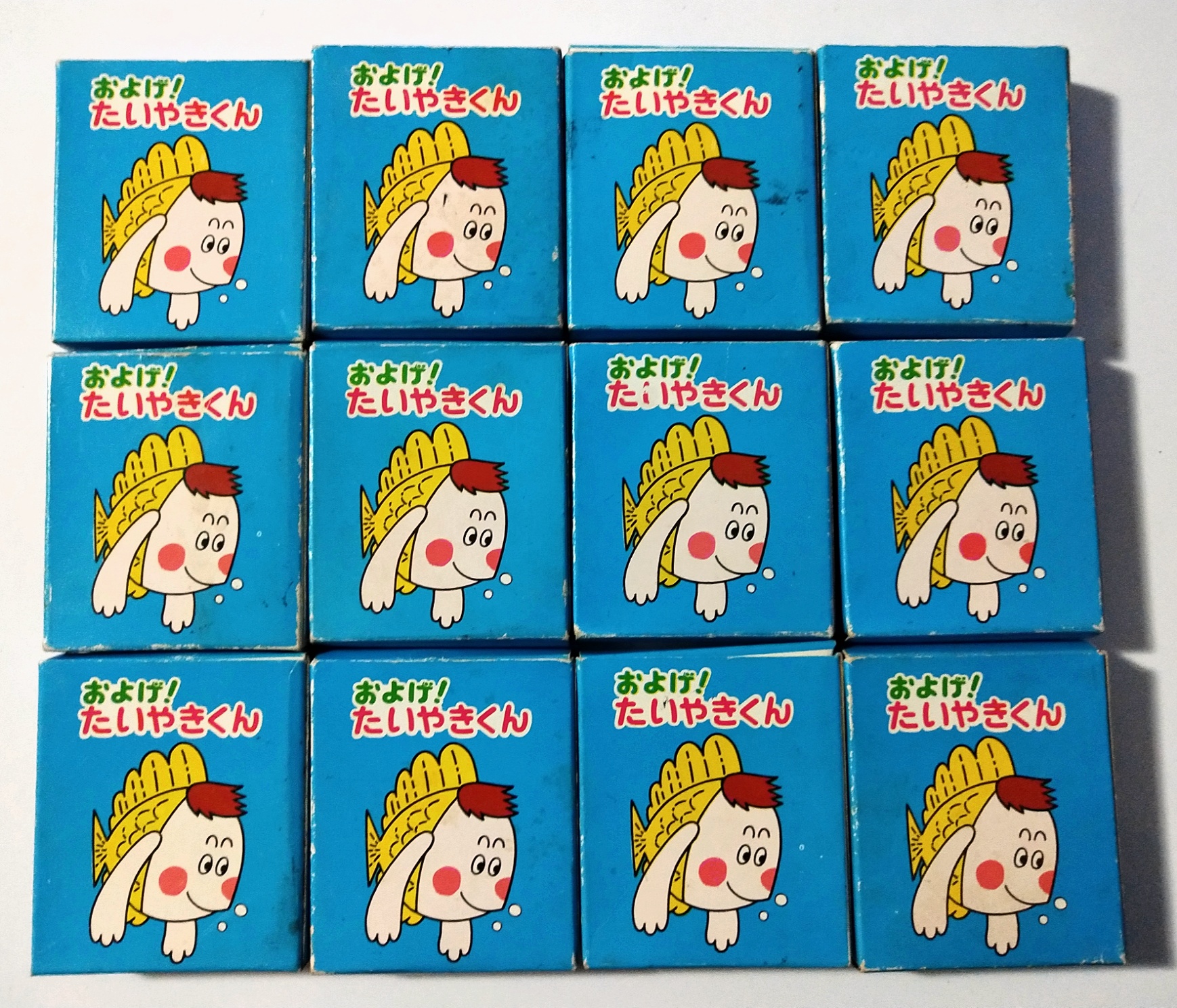 ของเล่นจับสลากรุ่นเก่า ราวปี 2512 กล่องของญี่ปุ่นหน้ากล่องรูปสวยมาก ของจับสลากข้างในยังอยู่ครบเหมือนเดิมเก่าเก็บตามสภาพ ขายยกชุด รวมหนึ่งโหล (12กล่อง)