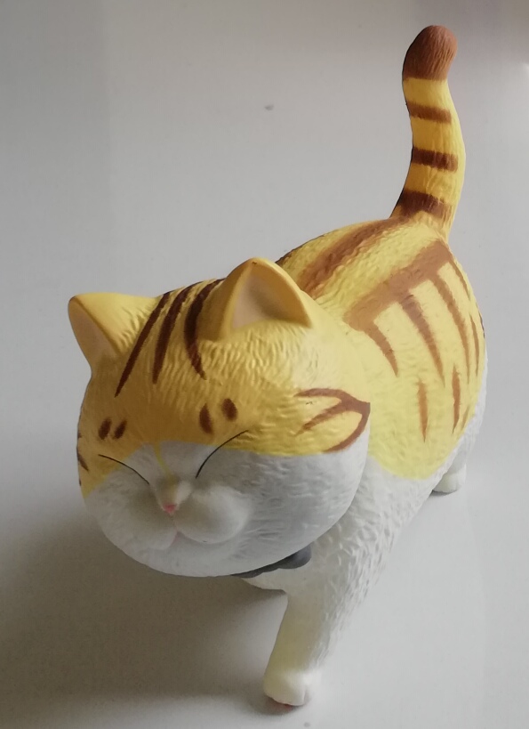 โมเดล "แมวอ้วน Cat Bells" ตัวเหลืองลายน้ำตาล ท้องขาว ขนาดตามภาพ วัสดุ :พลาสติก