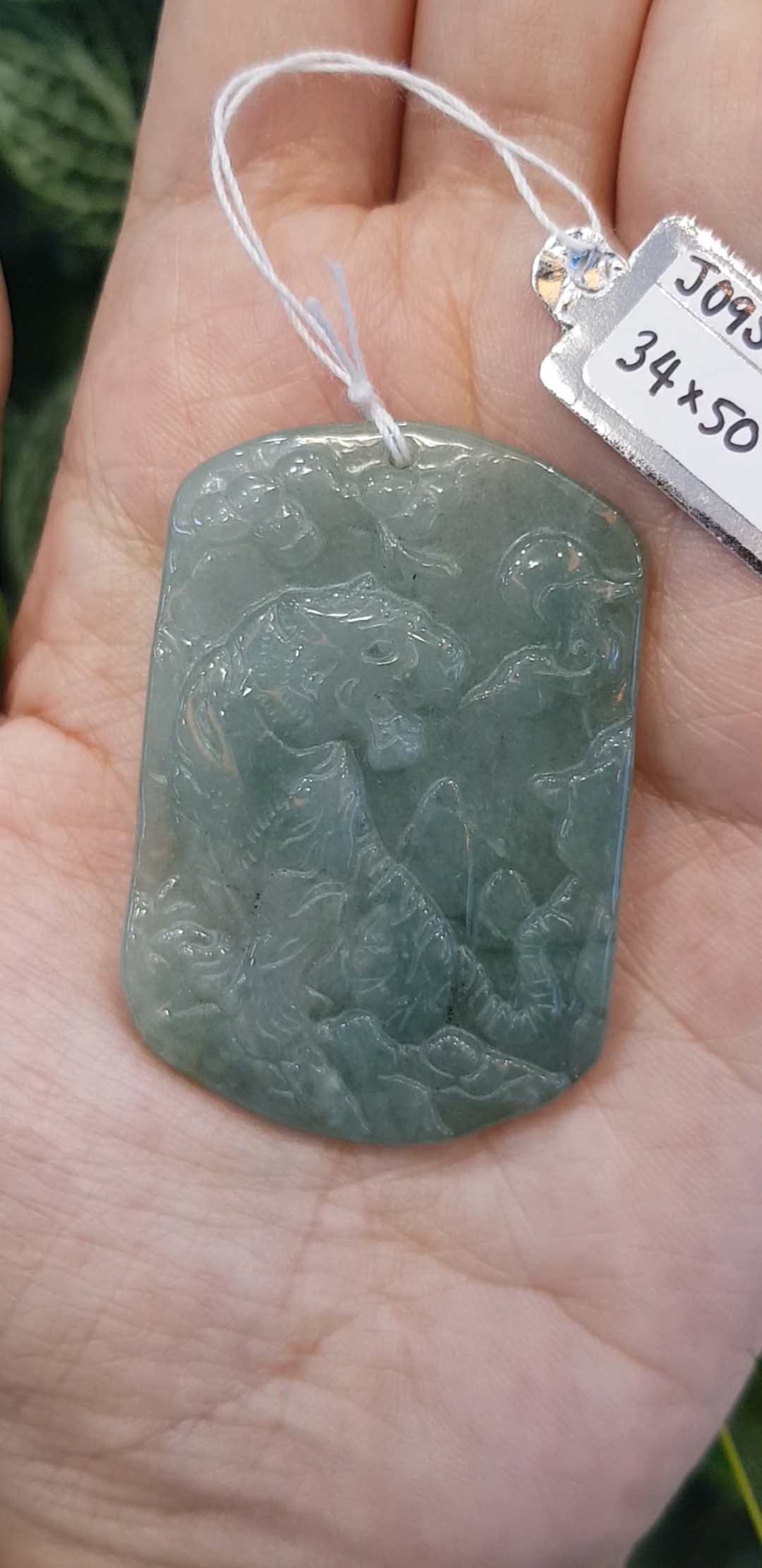 หยก พม่า แท้ Jade จี้หยก (jadeite) แกะสลักรูปเสือ ดิบ ไม่ผ่านการปรับปรุง (Type A) พม่า (Myanmar)