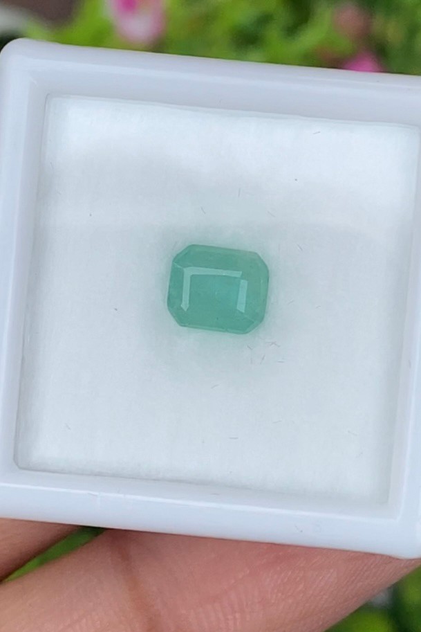 พลอย มรกต Natural Emerald แซมเบีย 0.76 กะรัต (Cts.) พลอยแท้ อัญมณีมงคลประจําวันเกิด เครื่องประดับพลอย