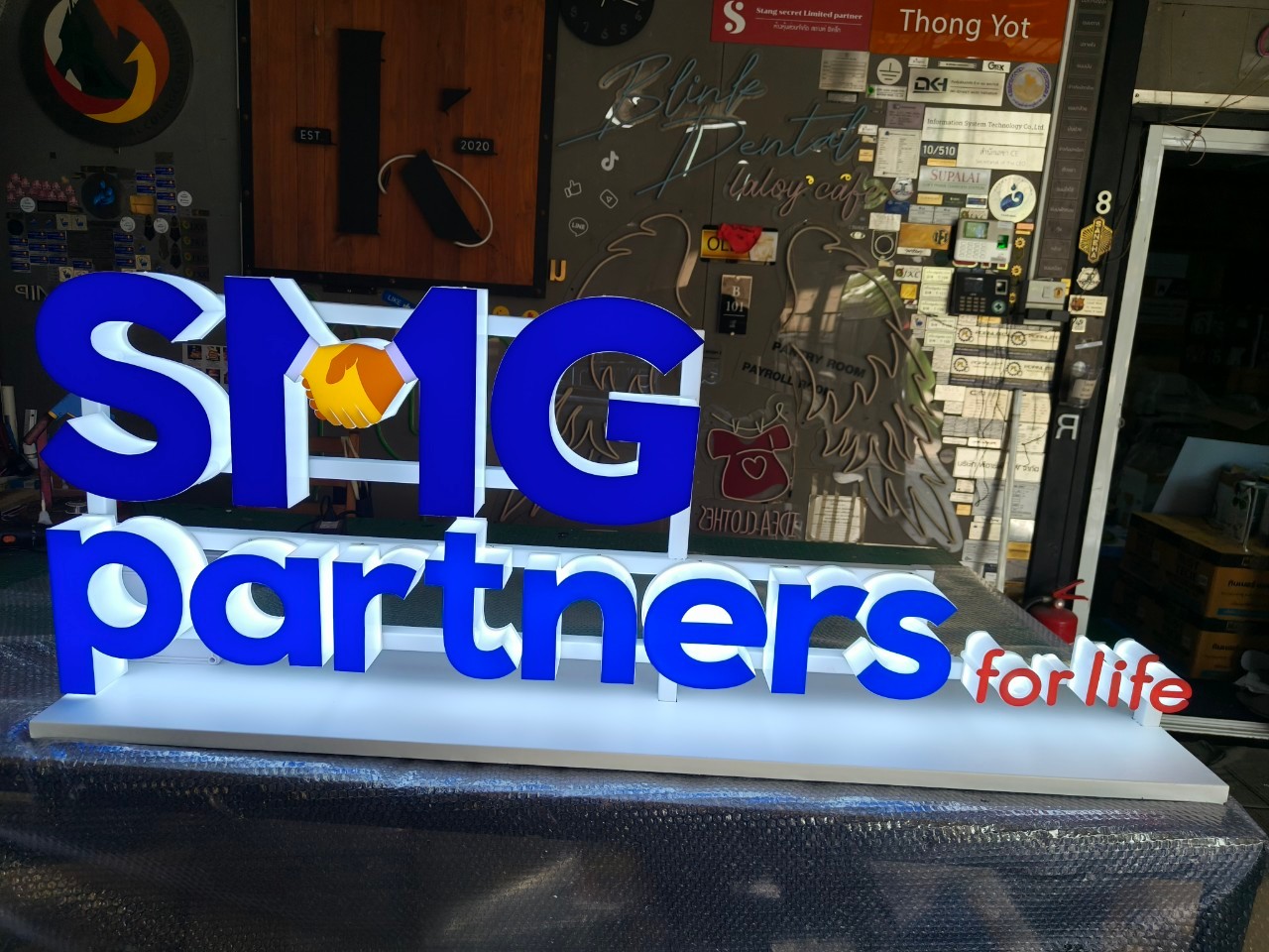 ป้ายอักษรอะคริลิคไฟออกรอบตัว + ติดโครงเหล็ก สูง 55 cm