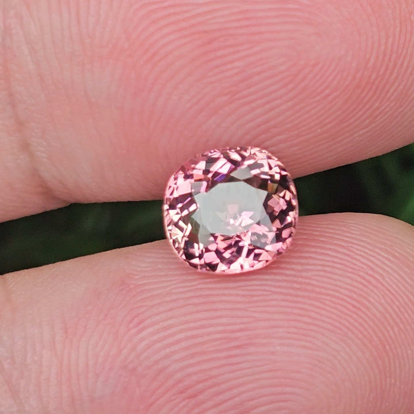 พลอย ทัวร์มาลีน Tourmaline 1.97 กะรัต (Cts.) พลอยแท้ อัญมณีมงคลประจําวันเกิด เครื่องประดับพลอย