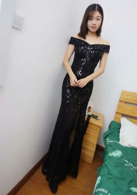 Pre-order ชุดราตรียาวแบบปาดไหล่ทรงหางปลา สีดำปักเลื่อมสวยหรู