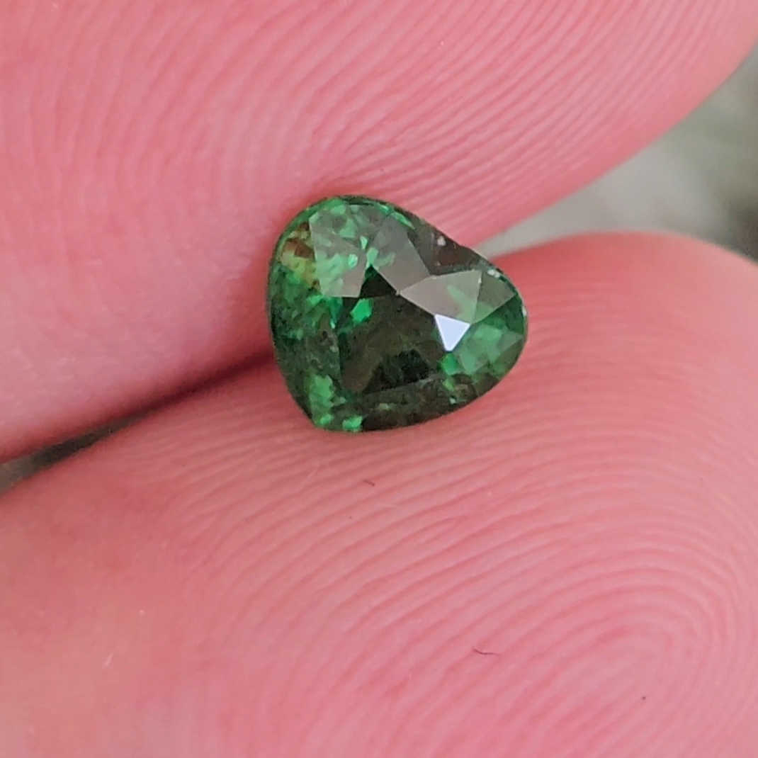 พลอย ซาโวไรท์ Tsavorite Garnet 1.16 กะรัต (Cts.) ดิบ Unheated พร้อมใบเซอร์ อัญมณีมงคลประจําวันเกิด เครื่องประดับพลอย