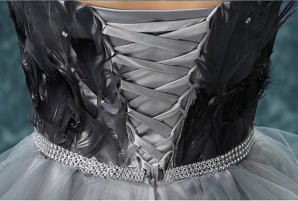 Pre-order ชุดแฟนซี ชุดราตรีสั้น สีดำเทา เกาะอก หน้าสั้นหลังยาว แต่งขนนกช่วงอก กระโปรงเป็นชั้น ๆ เชือกผูกหลัง