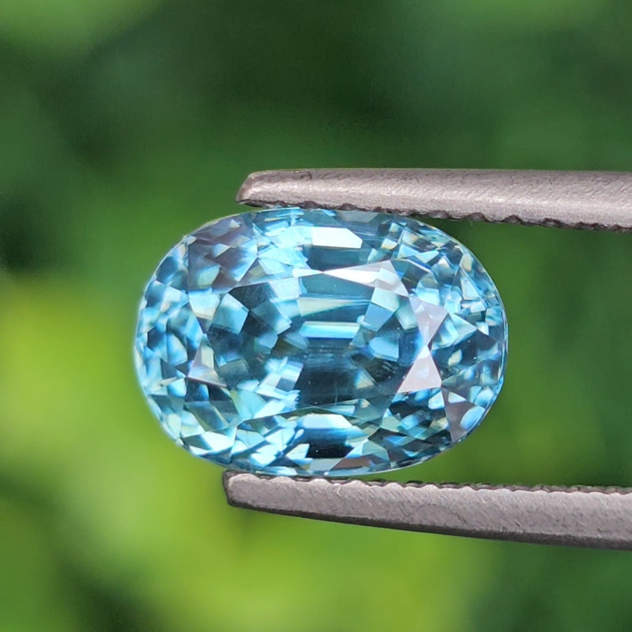 พลอย เพทาย (Zircon) 3.33 กะรัต (Cts.) พลอยแท้ อัญมณีมงคลประจําวันเกิด เครื่องประดับพลอย