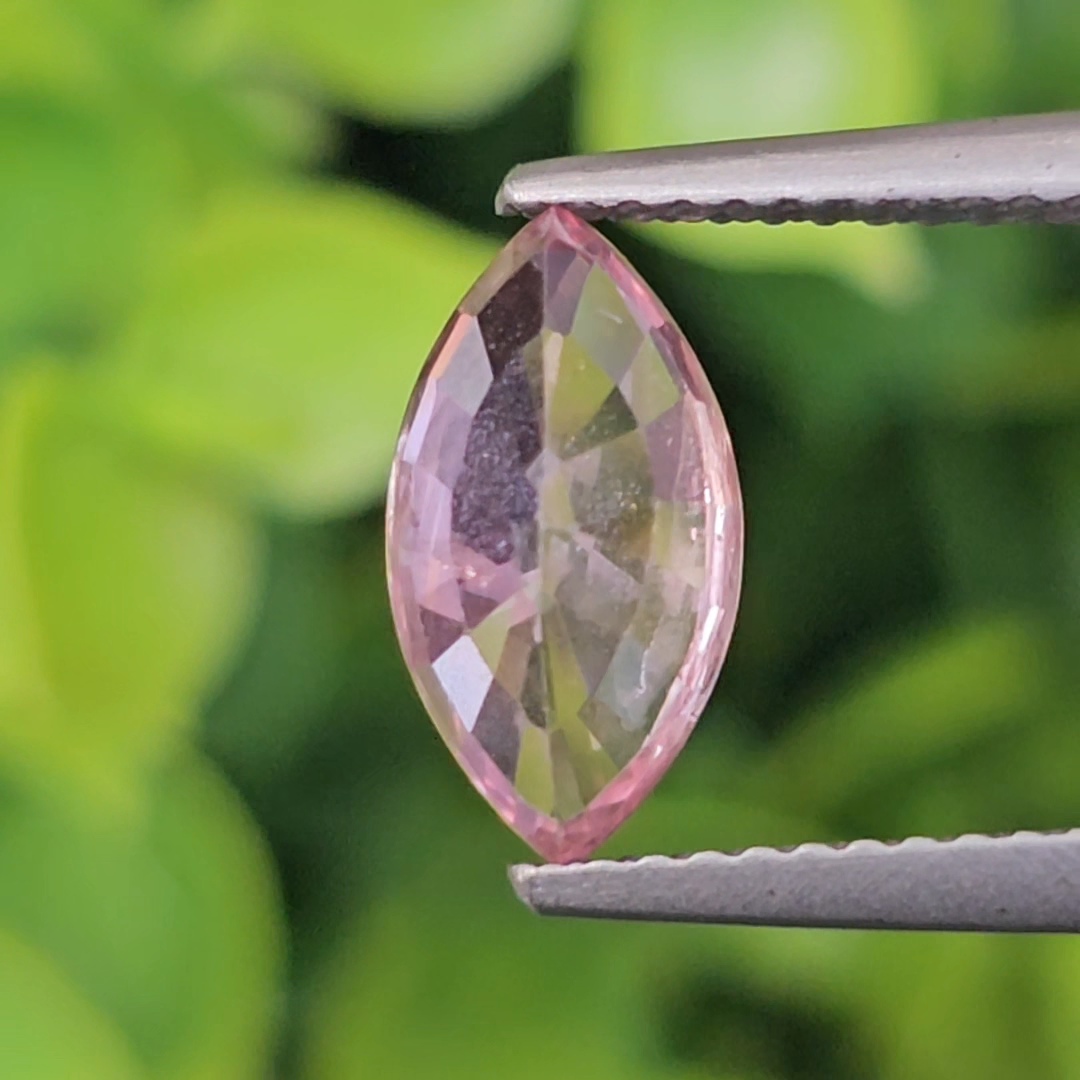 พลอย พัดพารัดชา Padparadscha Sapphire 2.45 กะรัต (Cts.) พร้อมใบเซอร์ พลอยแท้ อัญมณีมงคลประจําวันเกิด เครื่องประดับพลอย สำเนา สำเนา