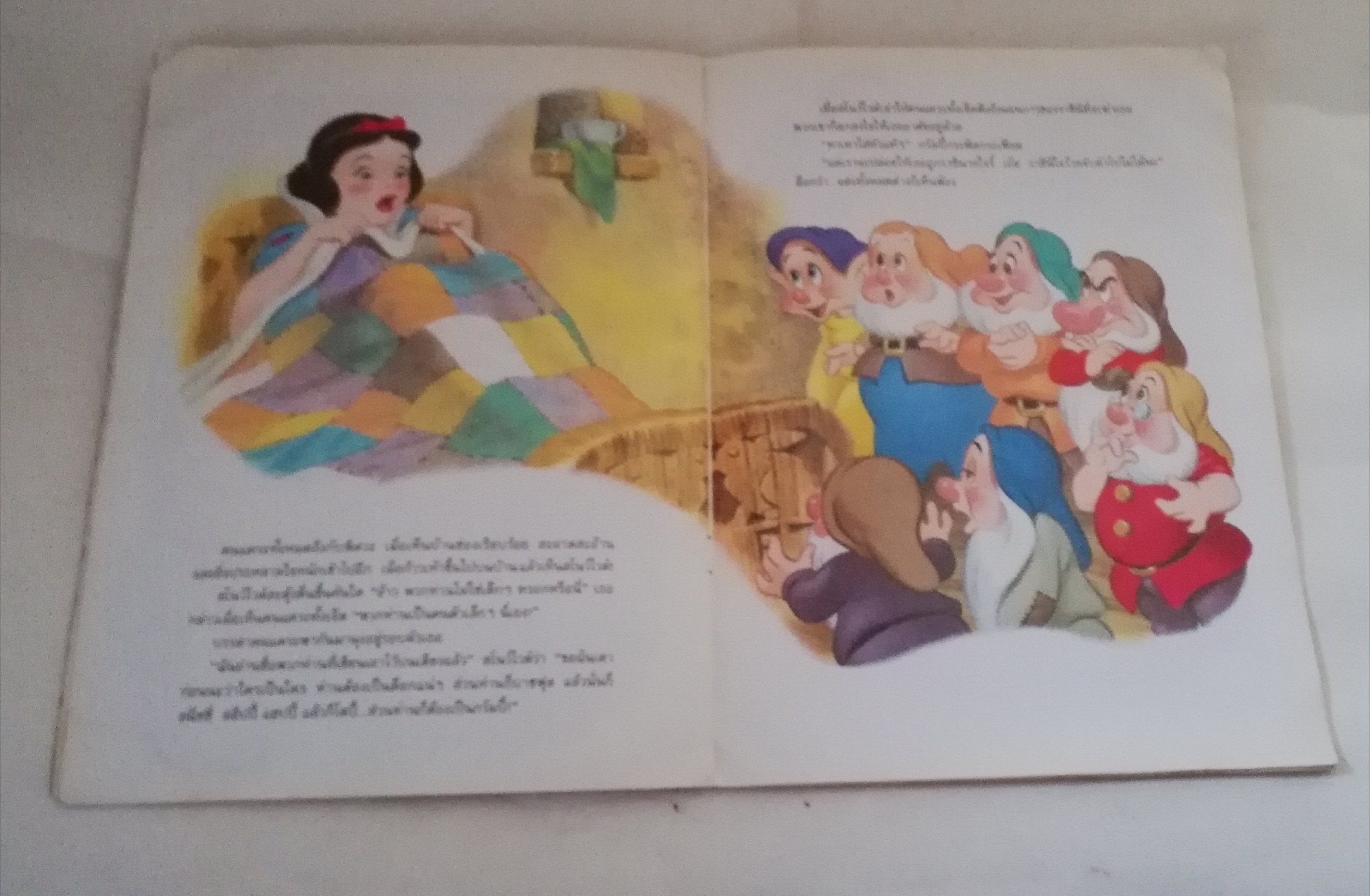 หนังสือเนิทานก่ามีตำหนิ ปกรอยยับ ด้านในมีรอยบ้าง, หน้า7 มีรอยพับ, โปรดดูทุกภาพ, walt disney Classic Snow white and The Seven dwarfs, สโนว์ไวท์กับคนแคระทั้งเจ็ด แปลและเรียบเรียงโดย ข้าวฟ่าง ปีที่พิมพ์ 1996