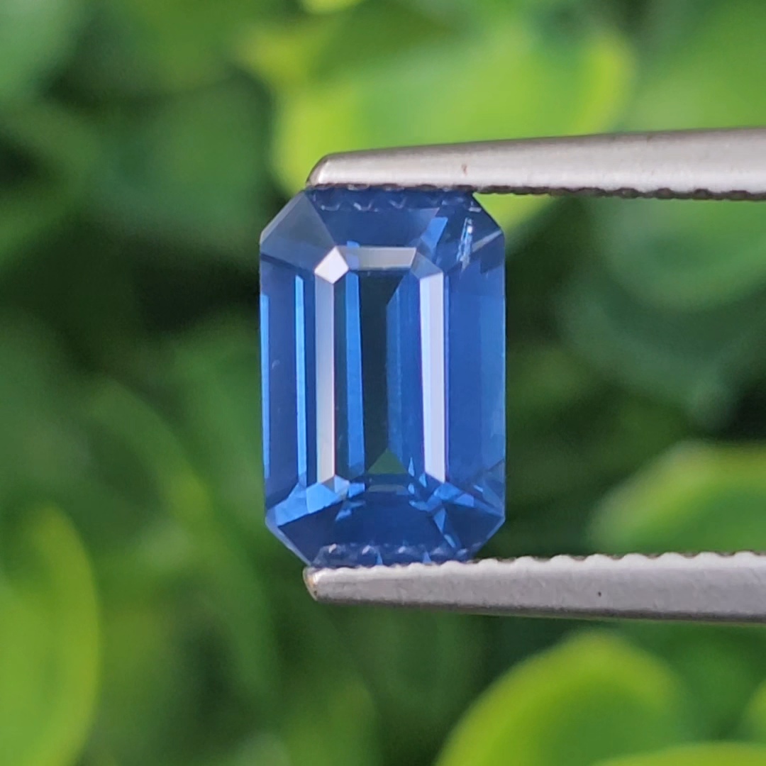 พลอย ไพลิน (Blue Sapphire) 2.11 กะรัต (Cts.) สีพิเศษ คอนฟลาวเวอร์ บลู (Cornflower Blue) พลอยแท้ อัญมณีมงคลประจําวันเกิด เครื่องประดับพลอย