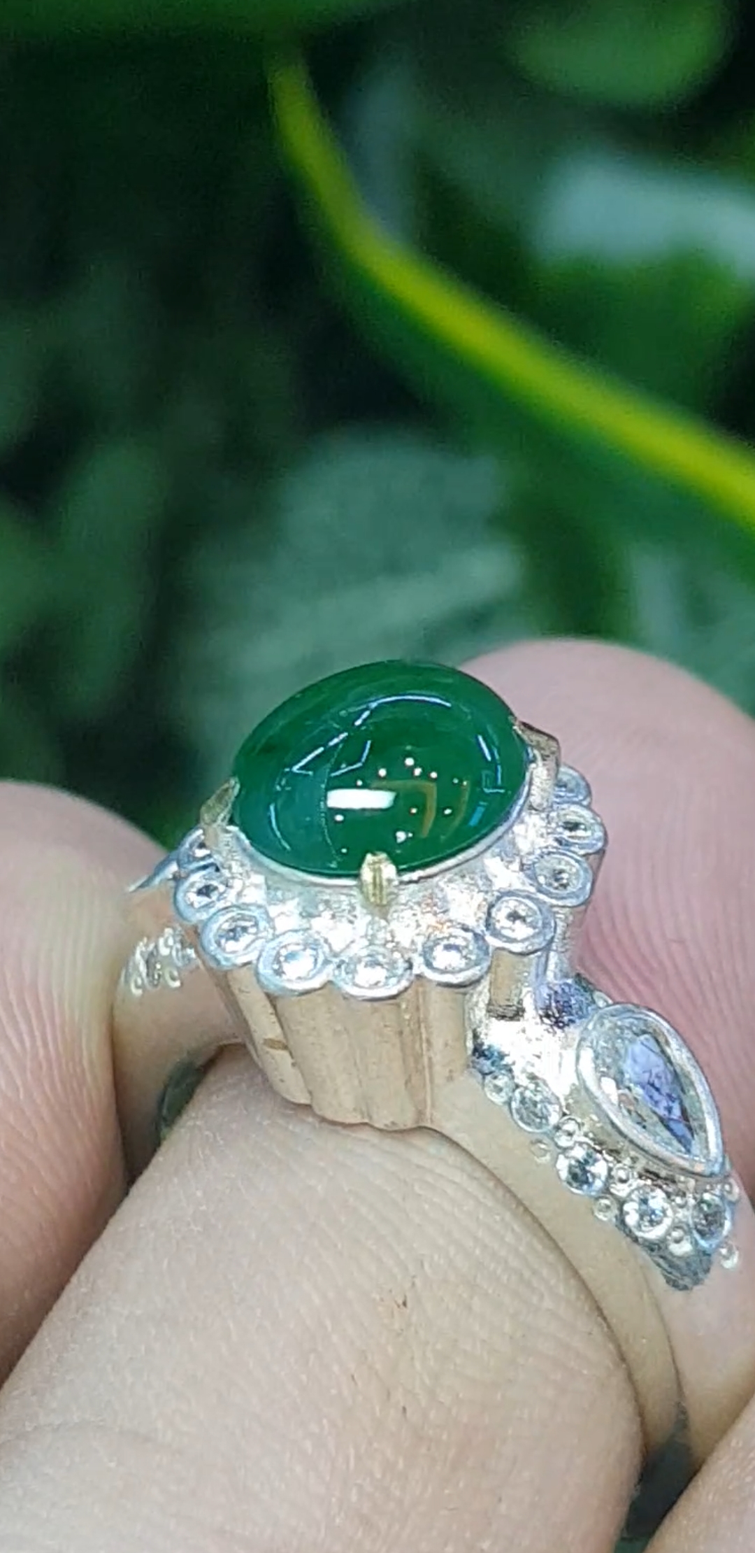 หยก พม่า แท้ Jade แหวนหยก (jadeite) 2.07 กะรัต (Cts.) ดิบ (Size) 59 ไม่ผ่านการปรับปรุง (Type A) พม่า (Myanmar)