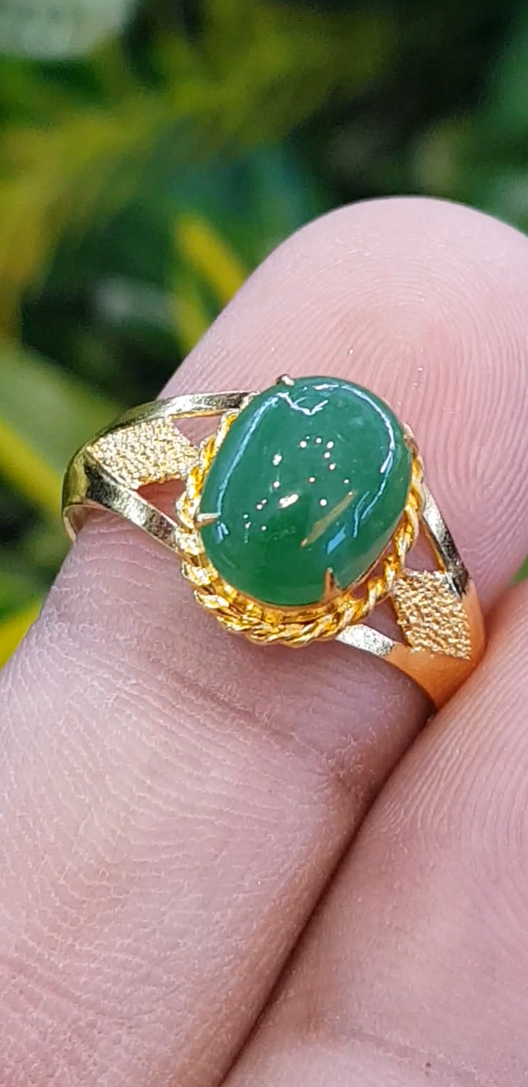 หยก พม่า แท้ Jade แหวนหยก 翡翠戒指 (Jadeite ring) 1.47 กะรัต (Cts.) Size 56 ดิบ ไม่ผ่านการปรับปรุง (Type A) พม่า (Myanmar)
