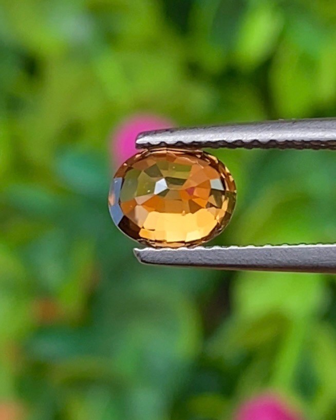 พลอย เพทาย (Zircon) 1.37 กะรัต (Cts.) พลอยแท้ อัญมณีมงคลประจําวันเกิด เครื่องประดับพลอย