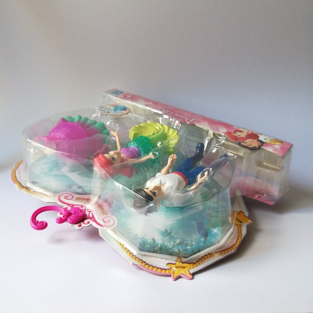 เซ็ทตุ๊กตา เจ้าหญิงเงือกน้อยแอเรี่ยล และเจ้าชายอีริค ในชุดเต้นรำที่ริมทะเลสาบอันแสนสวยงาม , คอลเล็กชั่น รอแยลคลิป, ชุดสามารถแกะจากตัวและแปะกลับที่ตัวได้ มีชุดเสริมสำหรับเจ้าหญิง, ขนาดตามภาพ