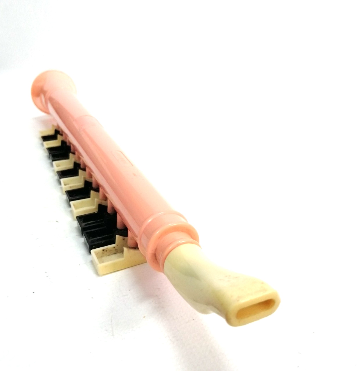 ทรัมเป็ต พลาสติก(ตัวใหญ่ รุ่น17นิ้ว)สีชมพู เป่าไล่ตัวโน๊ตได้/เป่าเป็นเพลงได้ การเล่นเหมือนเมโลเดี้ยน เก่าเก็บ สภาพดี มีรอยบ้าง