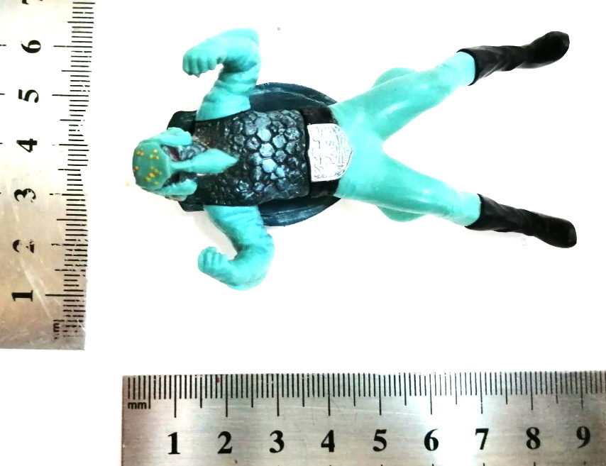 กาชาปอง HG SERIES **มีตำหนิที่แขนซ้ายด้านบน ชุดสัตว์ประหลาดจากเรื่องคาเมนไรเดอร์1 Masked Rider1 หรือ ไอ้มดแดงอาละวาด ตัวนี้คือ คาเมะสโตน จากภาพยนตร์ ตอนที่ 50 ขนาดสูงราว 10 ซม.