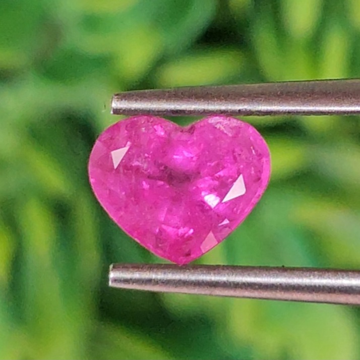 พลอย ชมพู พิ้ง แซฟไฟร์ Pink Sapphire 1.24 กะรัต (Cts.) สีพิเศษ "ชมพูสด Vivid Pink" พลอยแท้ พร้อมใบเซอร์ (Certificated) อัญมณีมงคลประจําวันเกิด เครื่องประดับพลอย