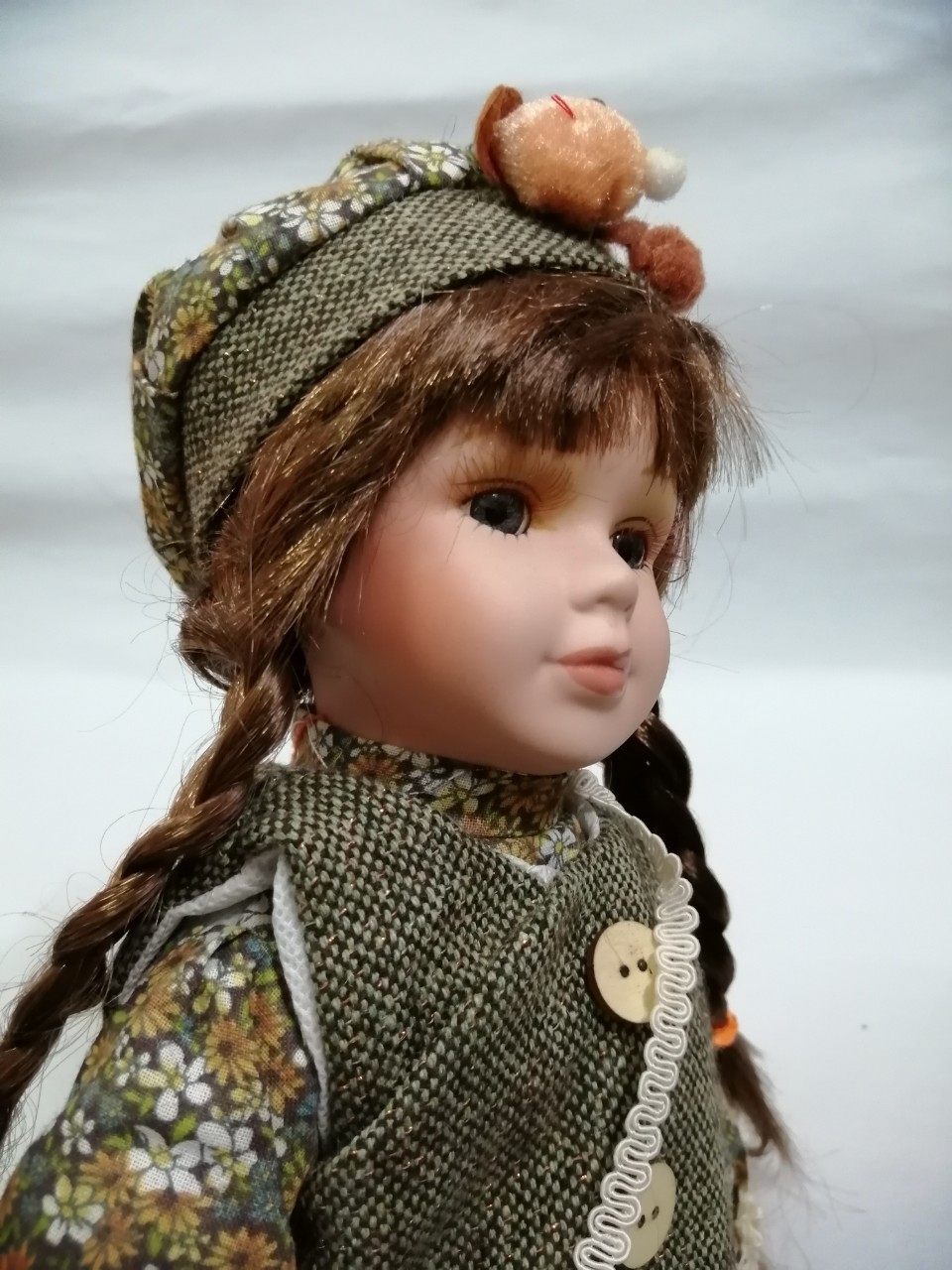 ของสะสม ตุ๊กตาพอร์ซเลน Porcelain doll ตุ๊กตาเด็กหญิงผมเปีย แต่งกายแนววินเทจน่ารัก ใส่หมวกลายเดียวกับชุด **ตุ๊กตาติดหมวก ตาหลุด 1 ข้าง ตามภาพที่2 ***สภาพเก่าเก็บสะสม ขนาด สูง 42 ซม.