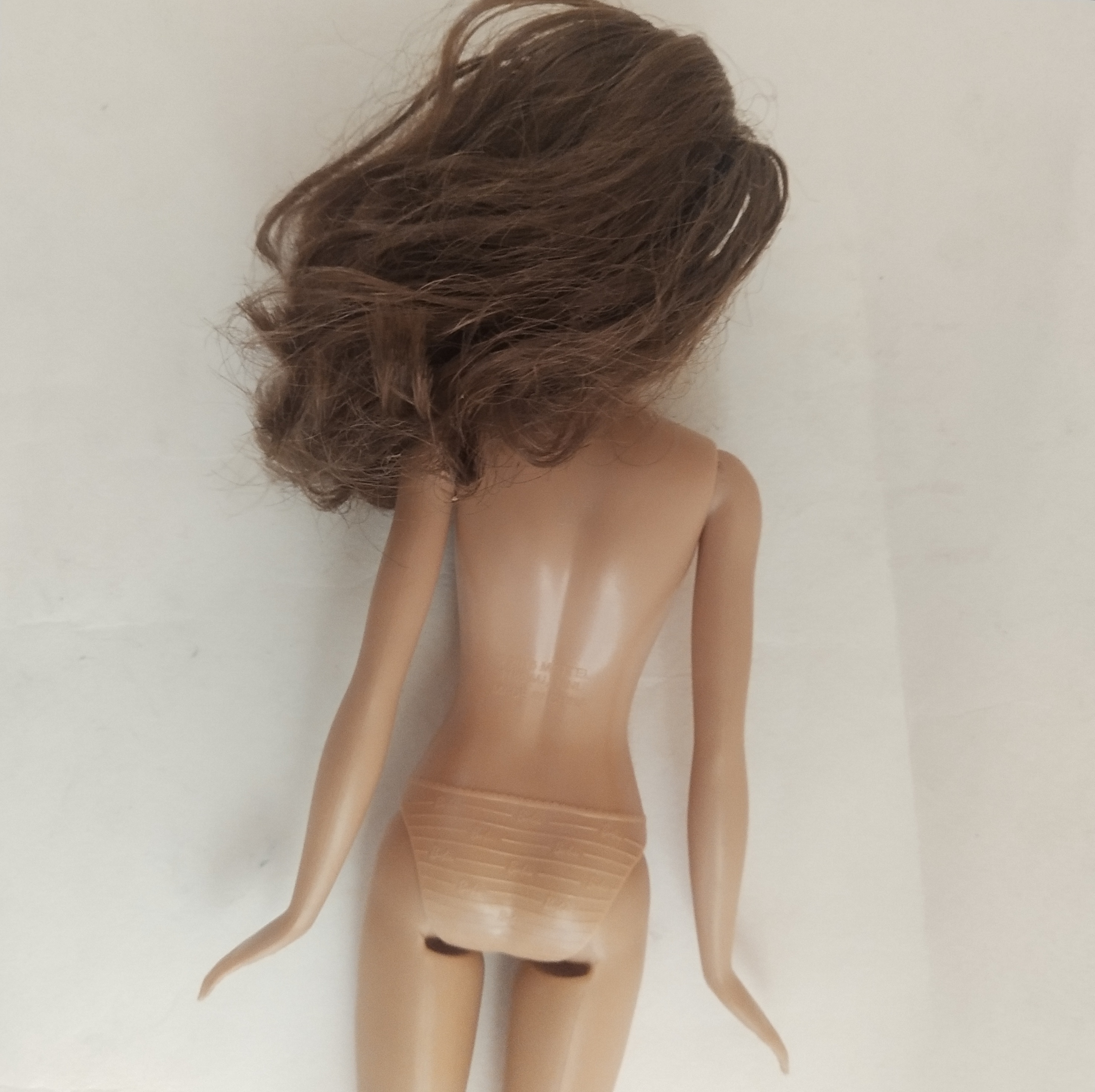 ตุ๊กตาบาร์บี้ ** คอหลวมบ้าง หน้่าสวย ผมยาวสลวยสีน้ำตาลขาแข็งพับงอไม่ได้ Mattel China 2015