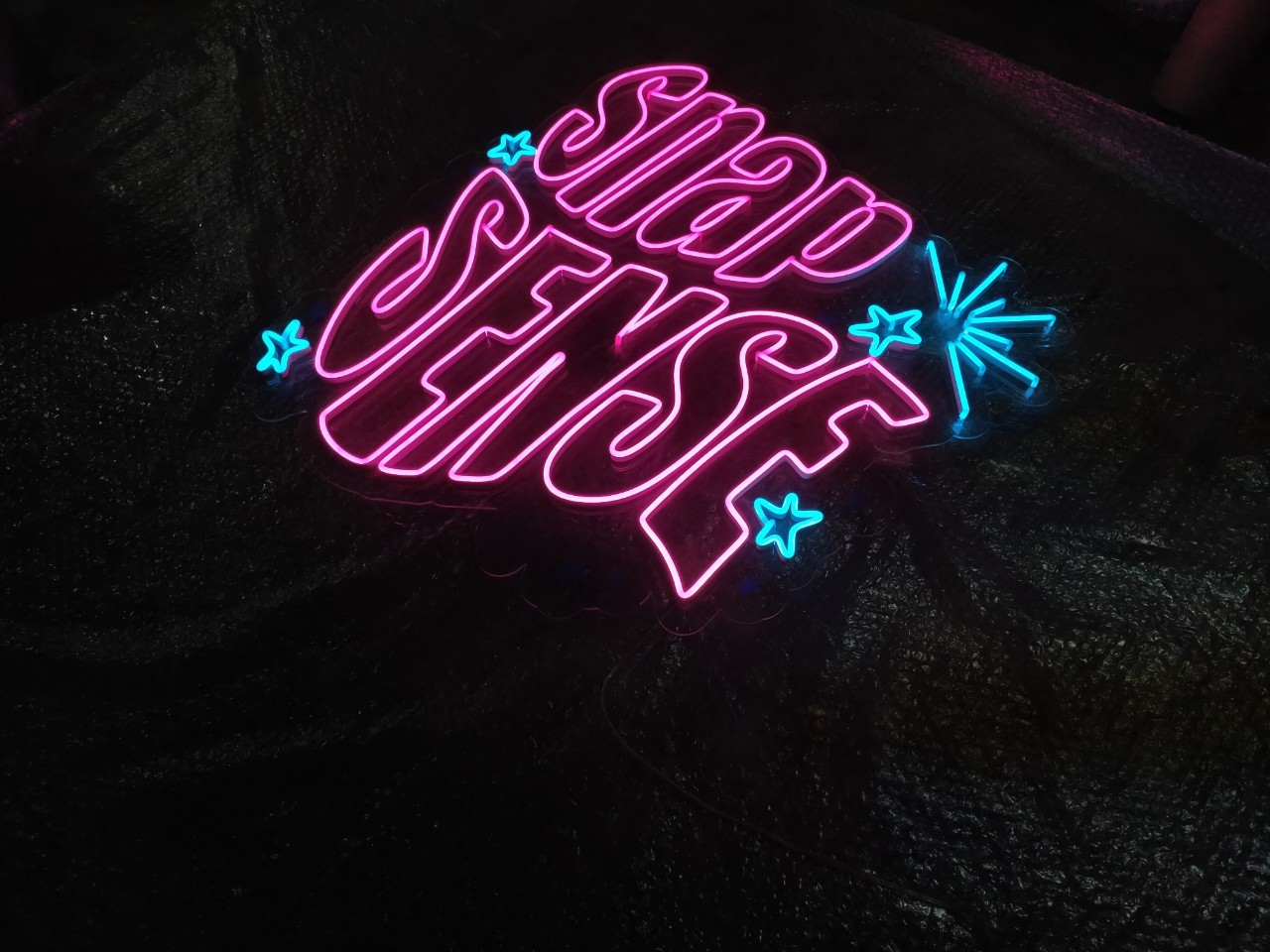 ไฟนีออน เฟค