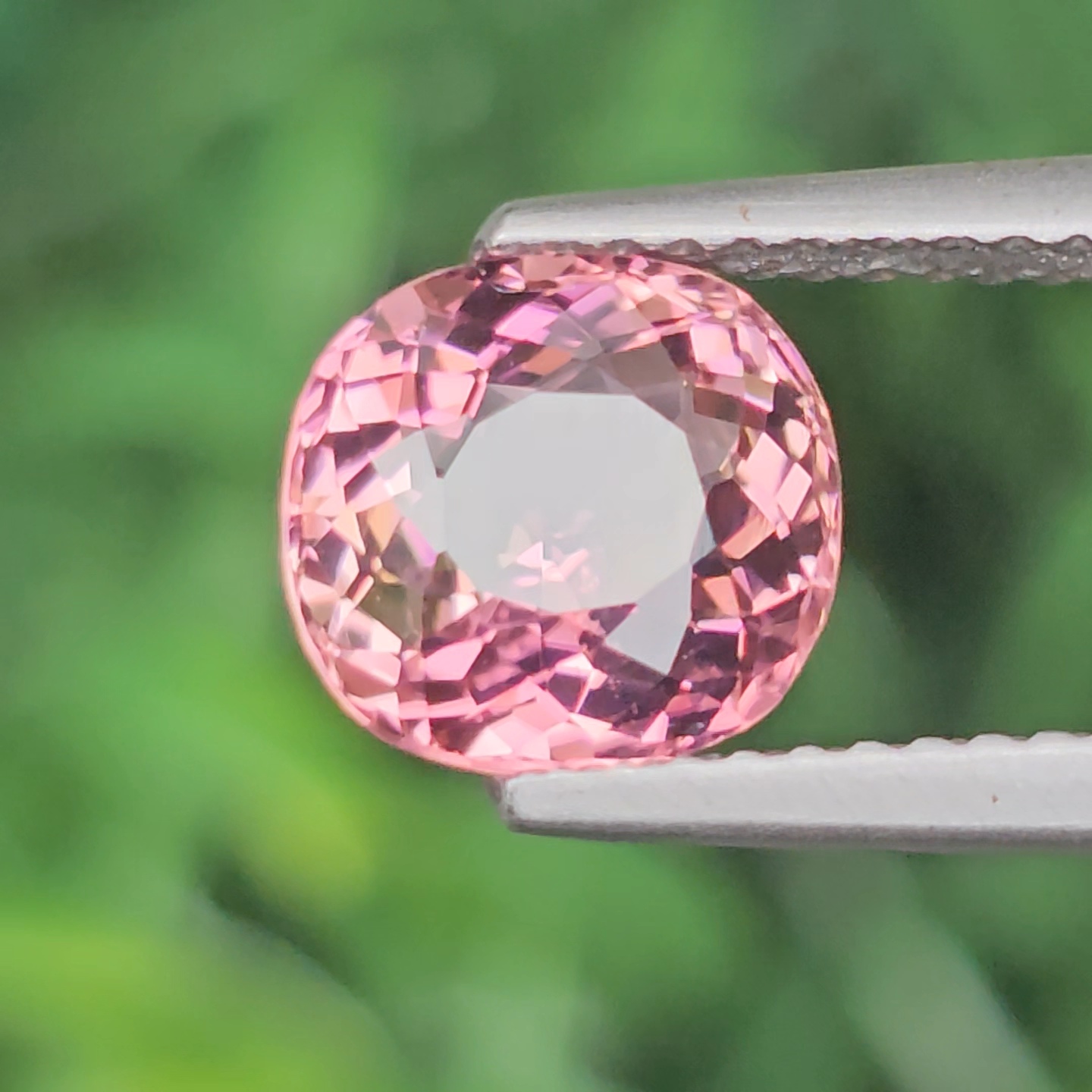 พลอย ทัวร์มาลีน Tourmaline 1.97 กะรัต (Cts.) พลอยแท้ อัญมณีมงคลประจําวันเกิด เครื่องประดับพลอย