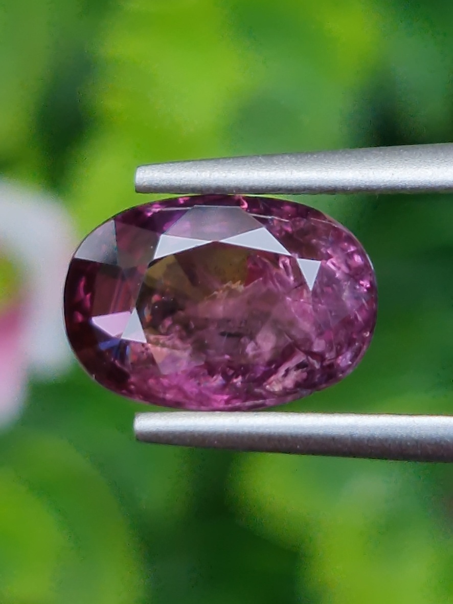 พลอย เพอเพิล แซฟไฟร์ สีม่วง Purple Sapphire ดิบ (Unheated) 2.05 กะรัต (Cts.) พร้อมใบเซอร์ พลอยแท้ อัญมณีมงคลประจําวันเกิด เครื่องประดับพลอย