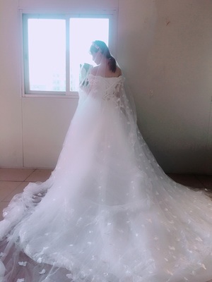 ชุดแต่งงาน ไหล่ปาด หางยาว เชือกผูกหลัง