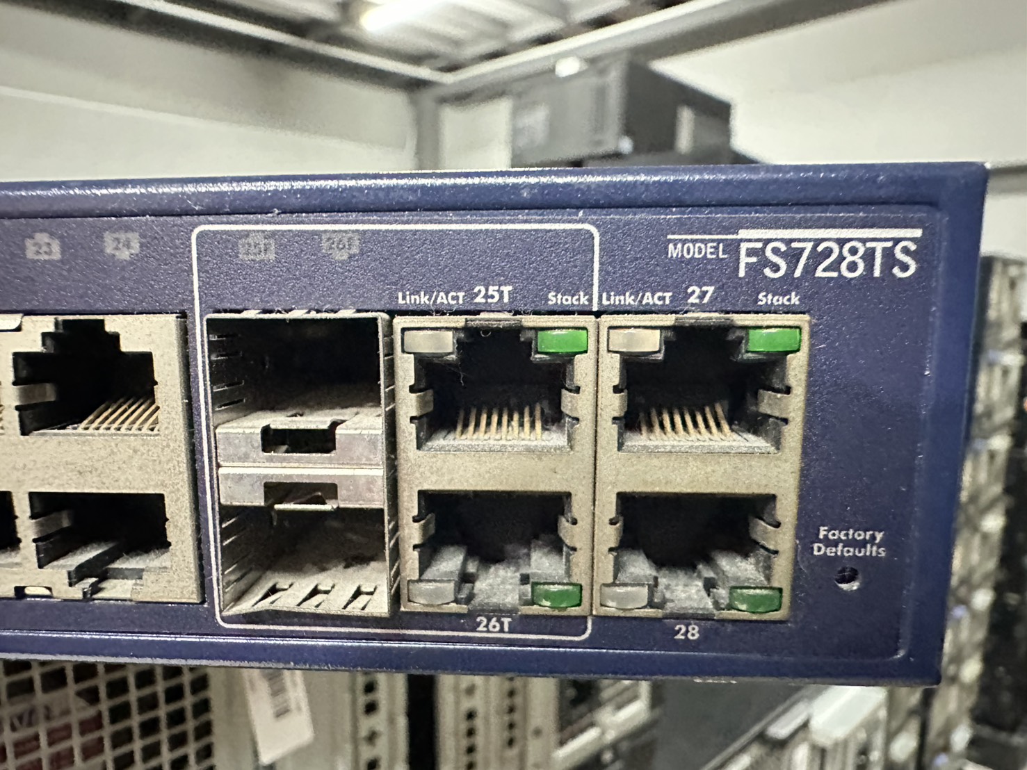 Switch Netgear ProSafe FS728TS - ProSafe 24+4 Smart Switch Netgear FS728TS