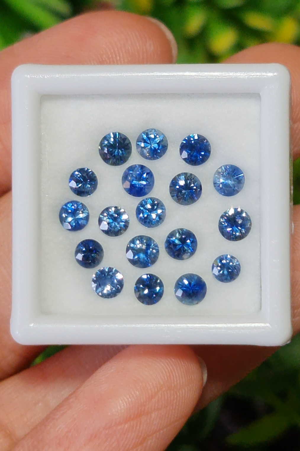 พลอย ไพลิน blue sapphire 3.31 กะรัต (Cts.) 18 เม็ด (pcs.) พลอยแท้ อัญมณีมงคลประจําวันเกิด เครื่องประดับพลอย