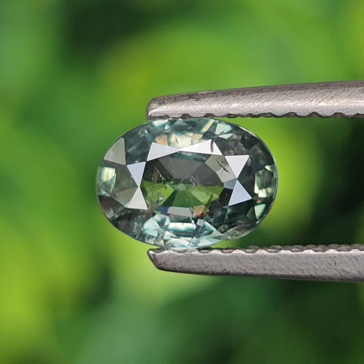 พลอย เขียวส่อง Blue-Green Sapphire 0.77 กะรัต (Cts.) ดิบ (Unheated) พลอยแท้ อัญมณีมงคลประจําวันเกิด เครื่องประดับพลอย