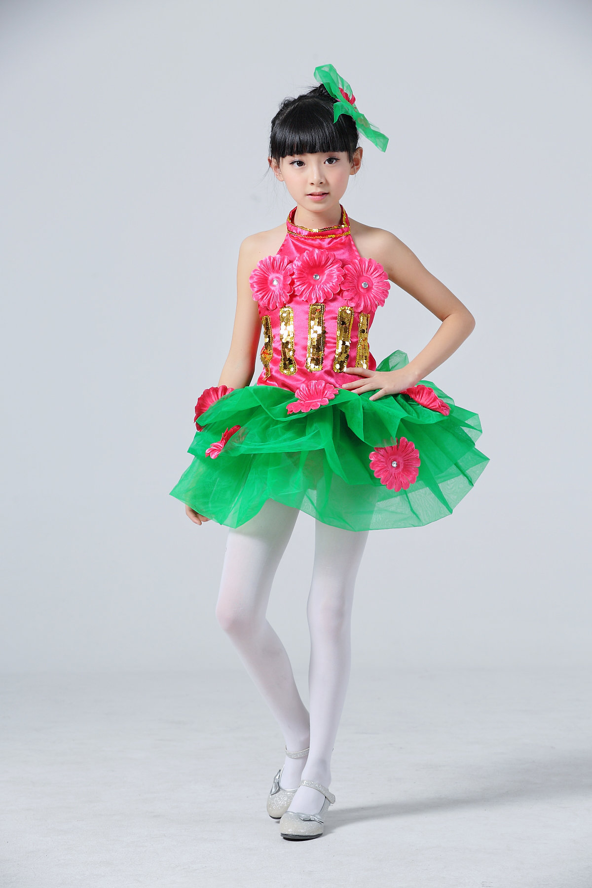 Pre-order ชุดแฟนซี ชุดแสดง แบบคล้องคอ แต่งดอก ปักเลื่อมช่วงอก กระโปรงเป็นชั้น ๆ