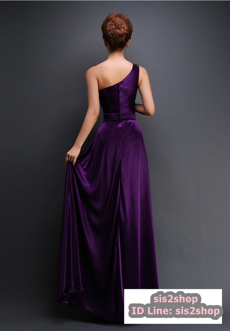 พร้อมส่ง ชุดราตรียาว ไหล่เฉียงเกาะอก เนื้อผ้ามันนิ่มใส่สบาย อกจับจีบ แต่งดอกแบบนูน&ปักเลื่อม สีม่วงเข้ม